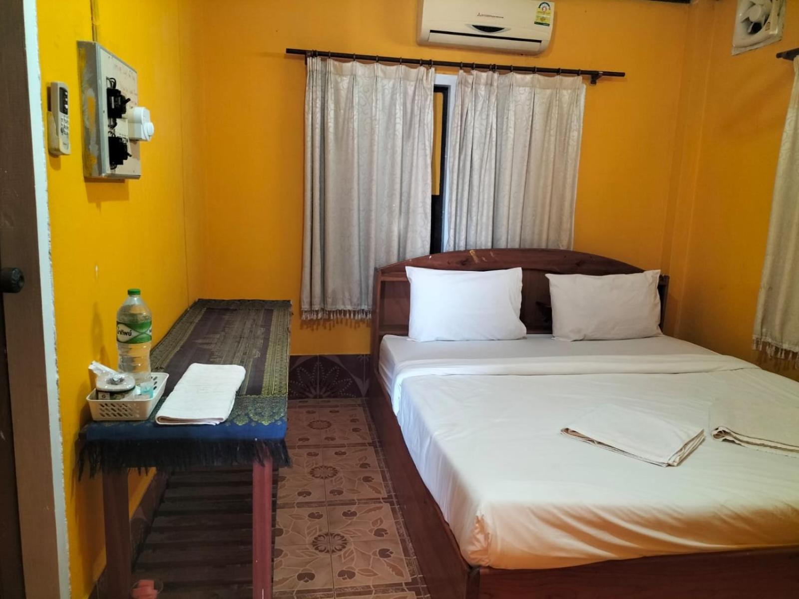 Standard Twin Room with Shared Bathroom photo 1
