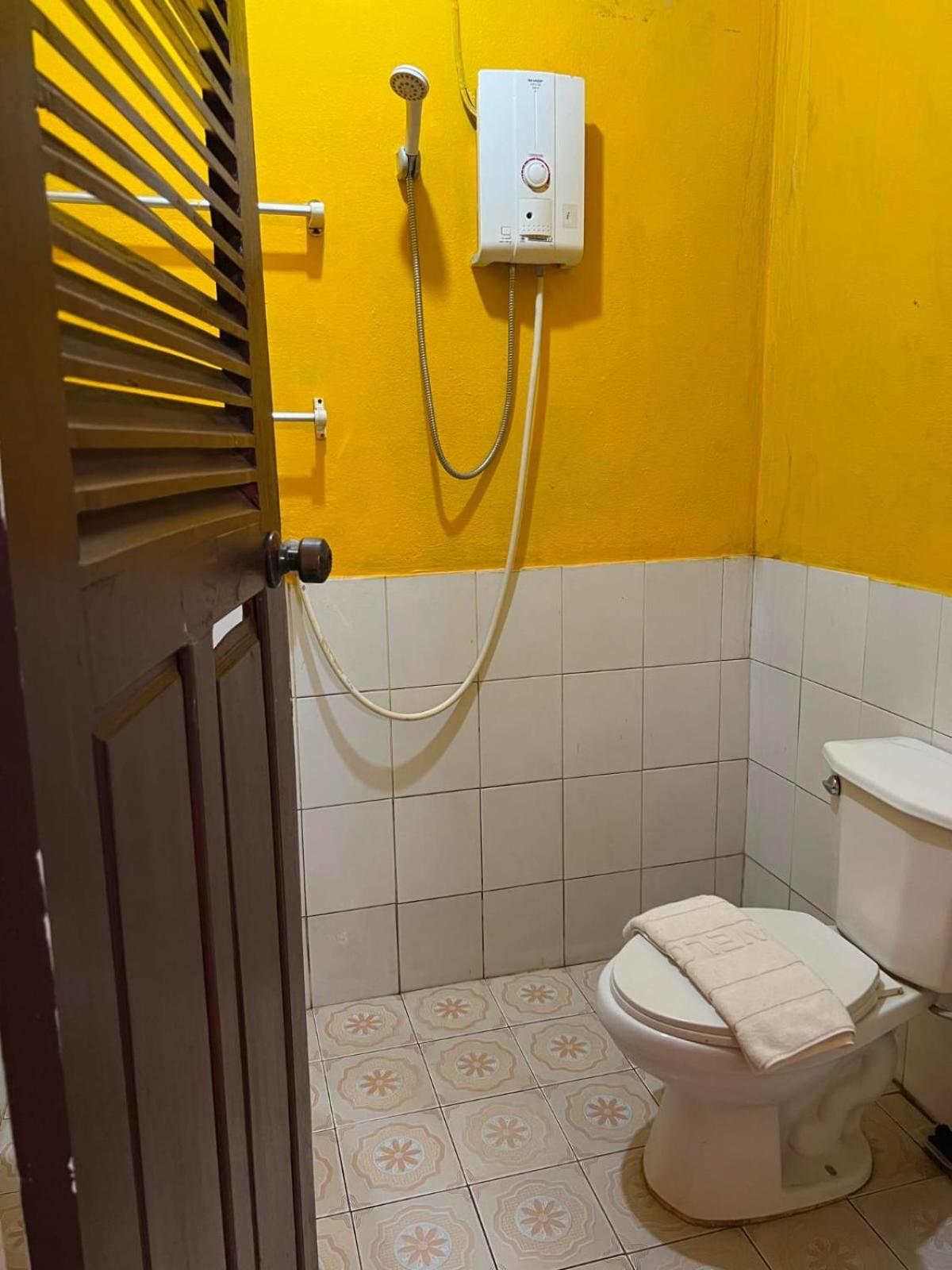 Standard Twin Room with Shared Bathroom photo 2