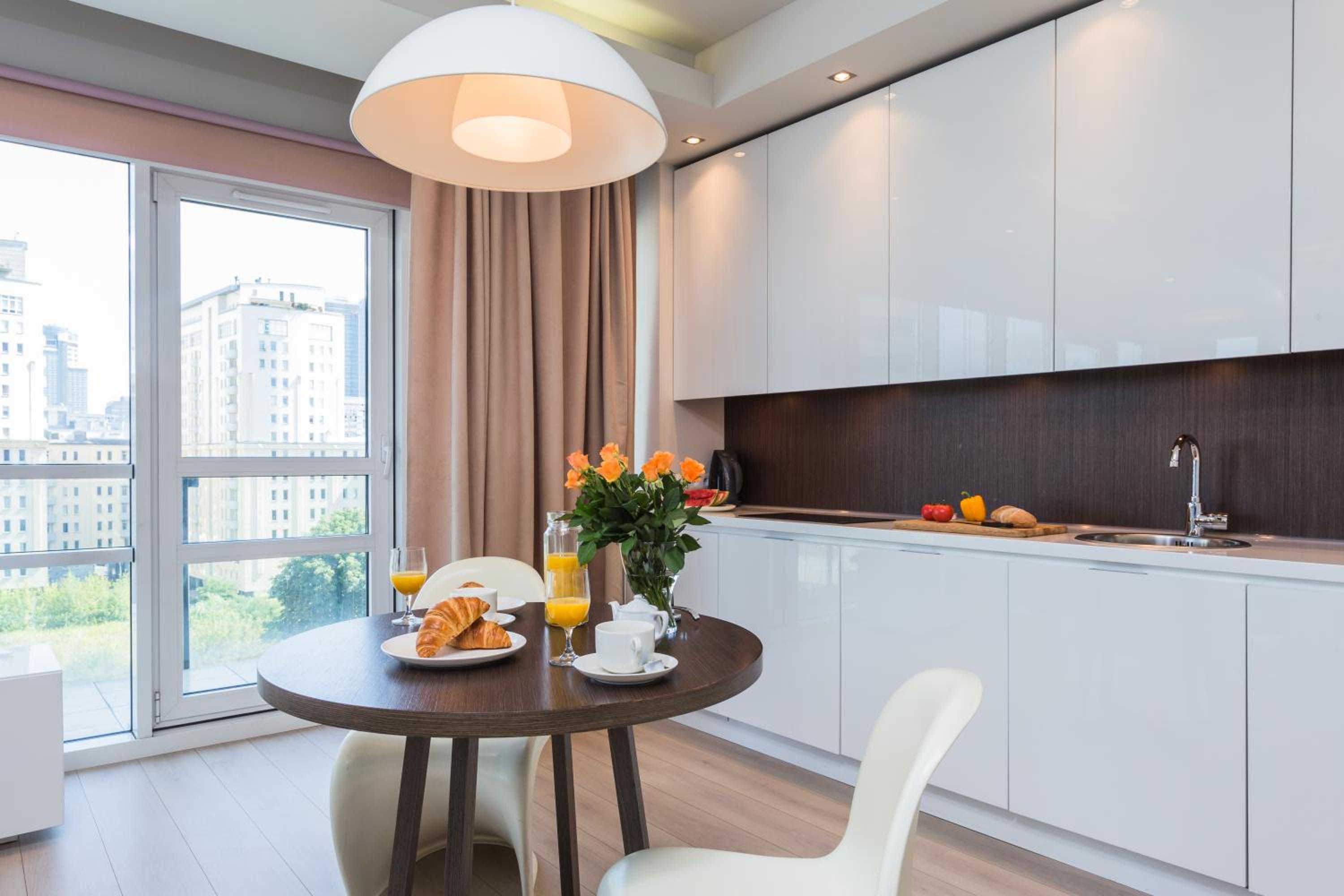 Deluxe One-Bedroom Apartment - Photo 2