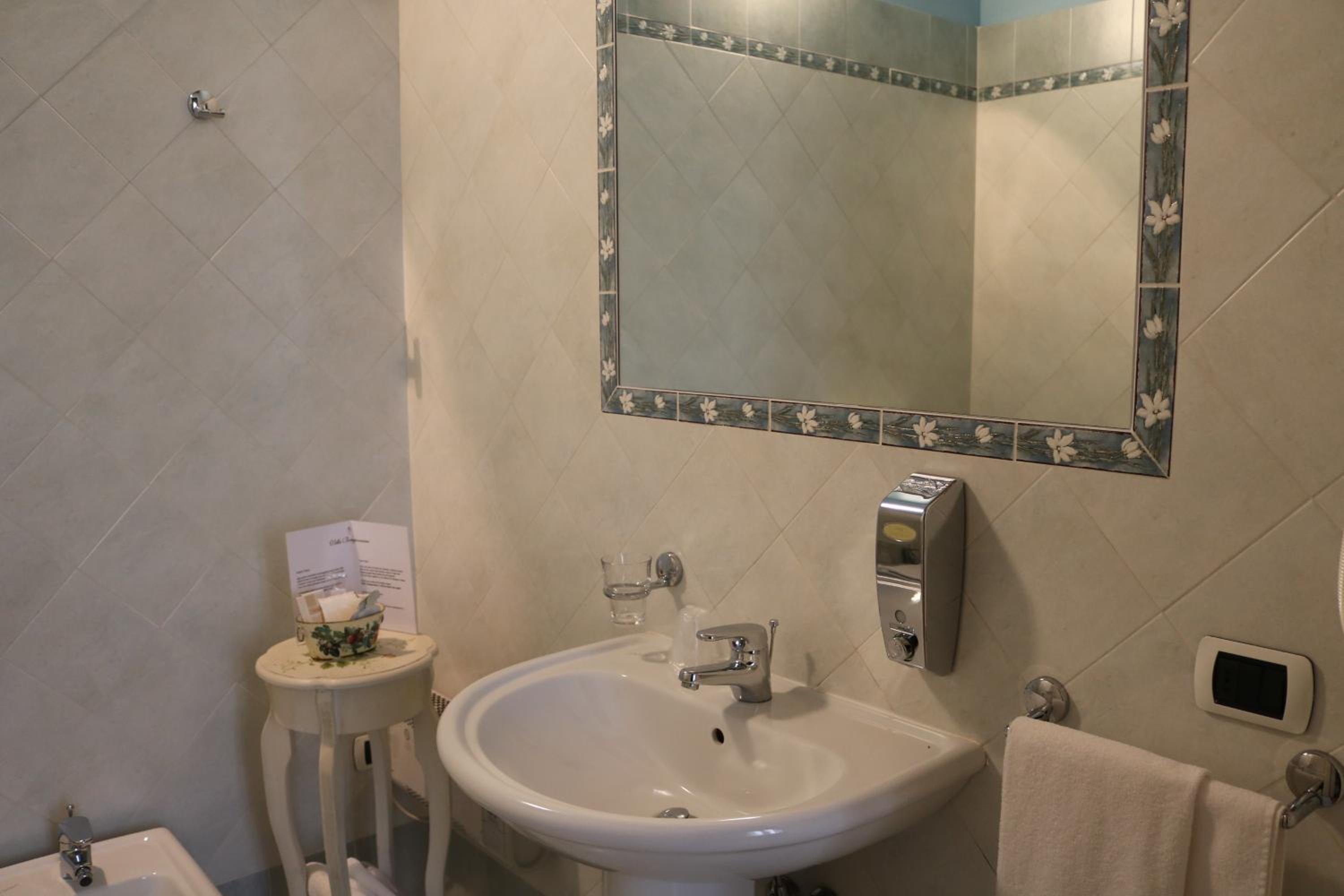 Standard Double or Twin Room - Photo 3