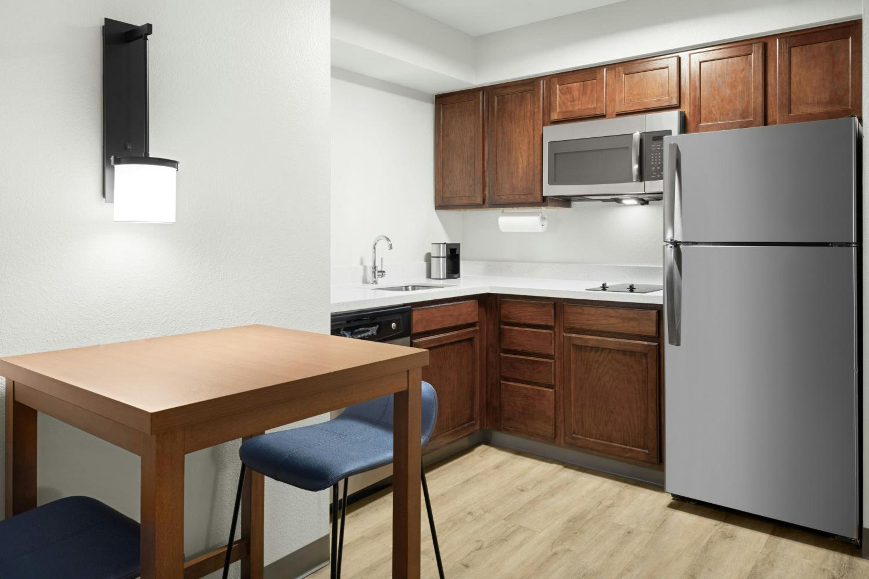 1 Bedroom Suite, 1 Queen, Sofa bed, Balcony (Hearing Accessible) - Photo 4