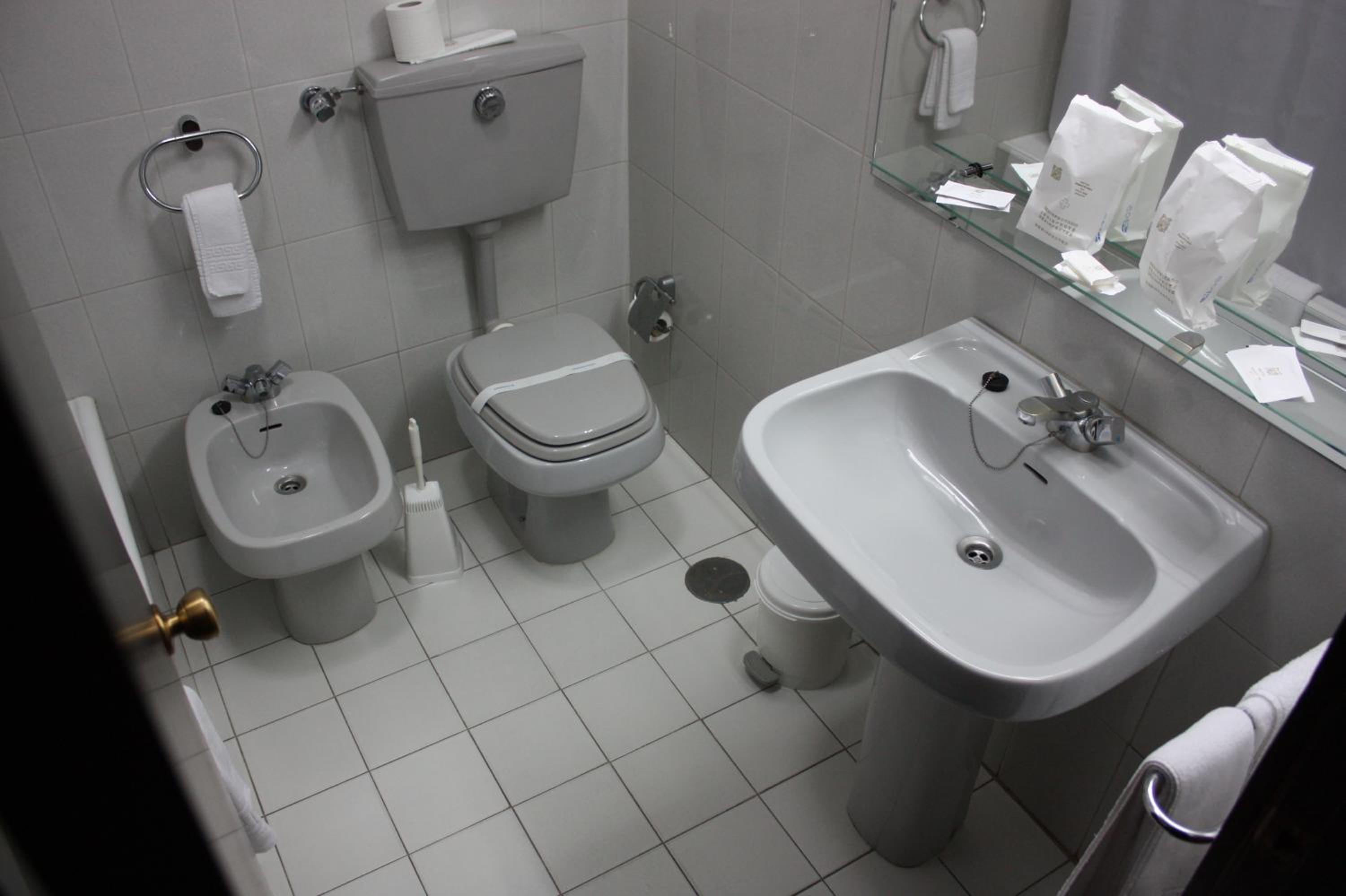Standard Double or Twin Room - Photo 6