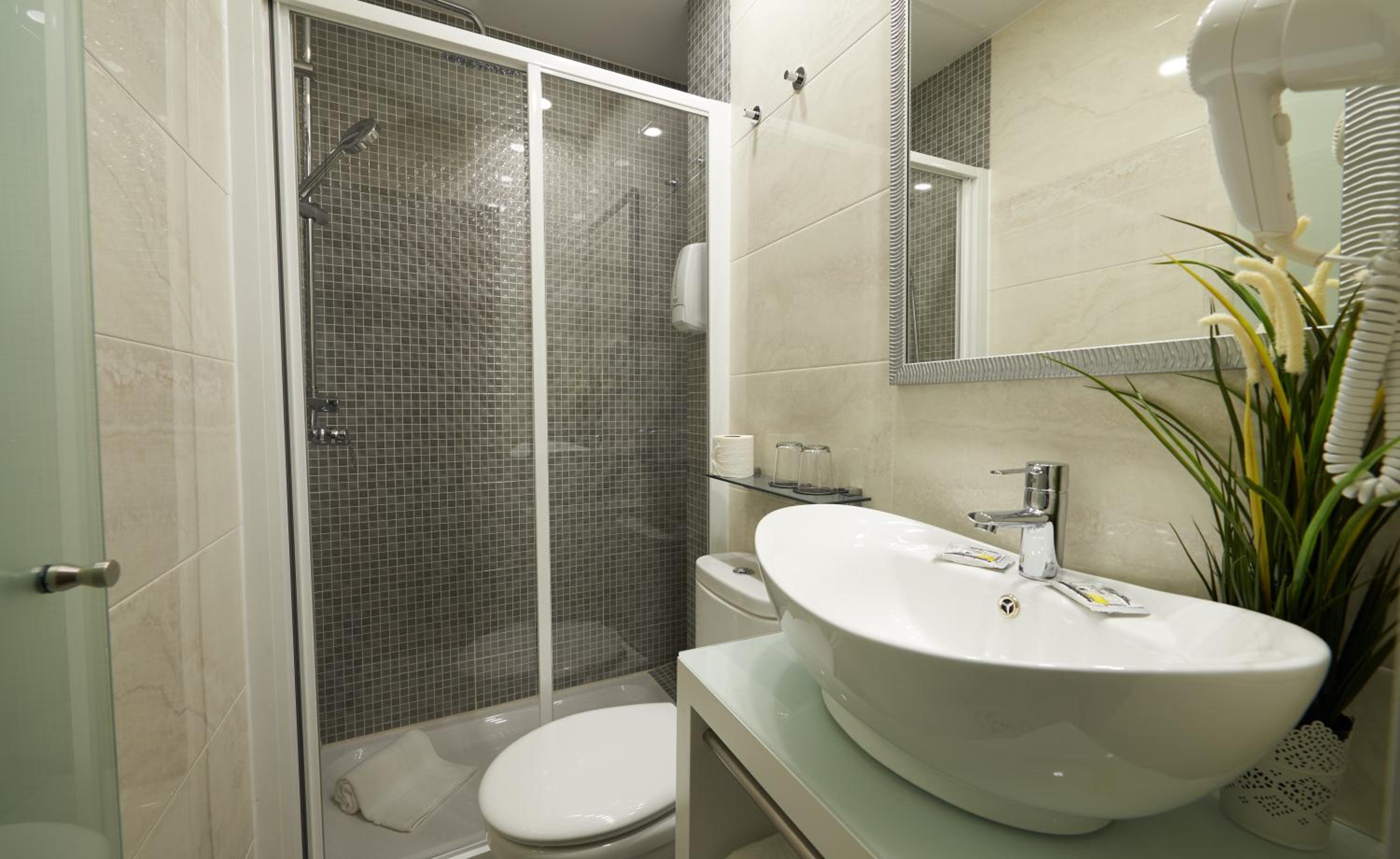 Standard Double or Twin Room - Photo 6