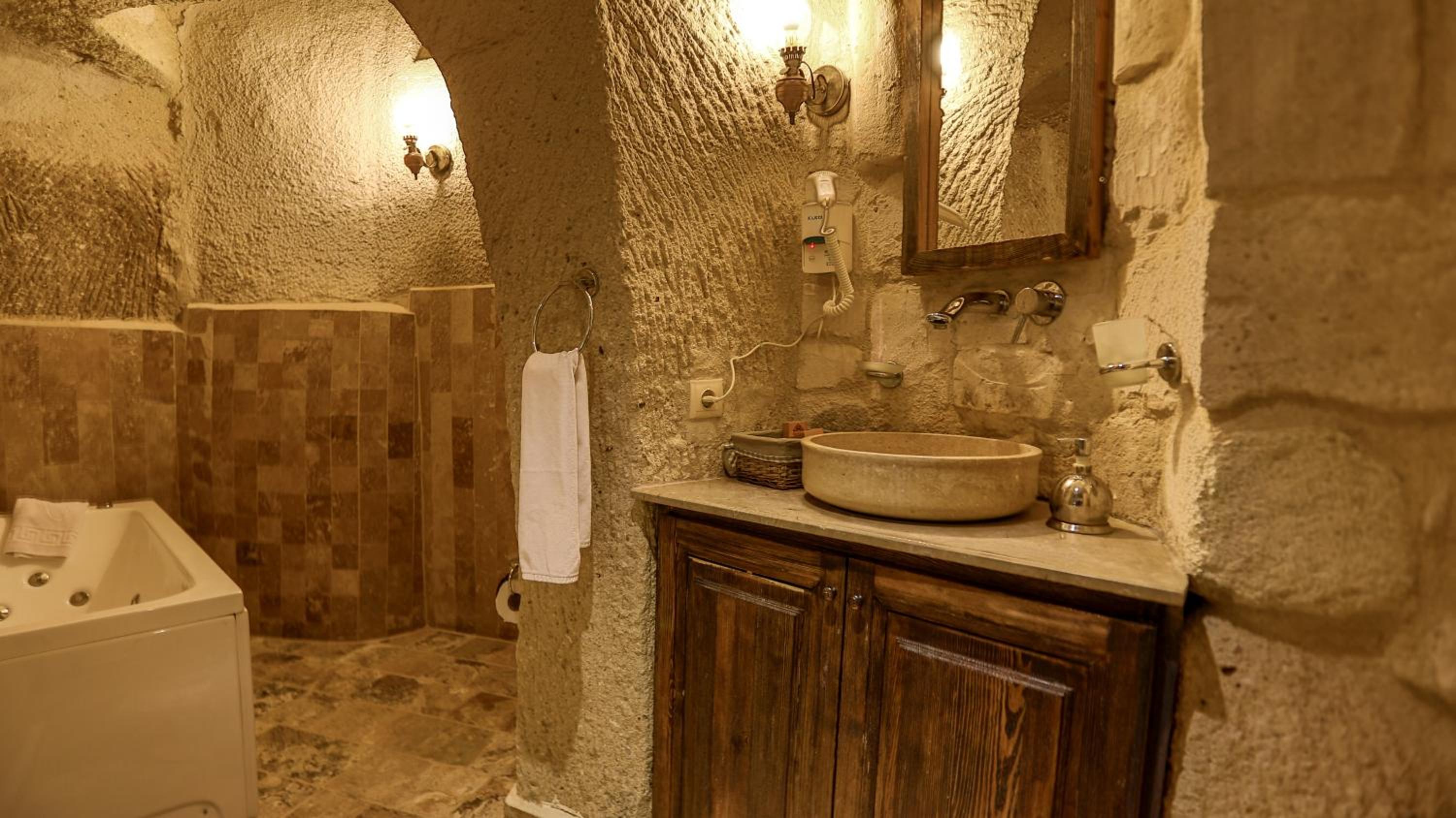 Deluxe Cave Family Suite photo 2