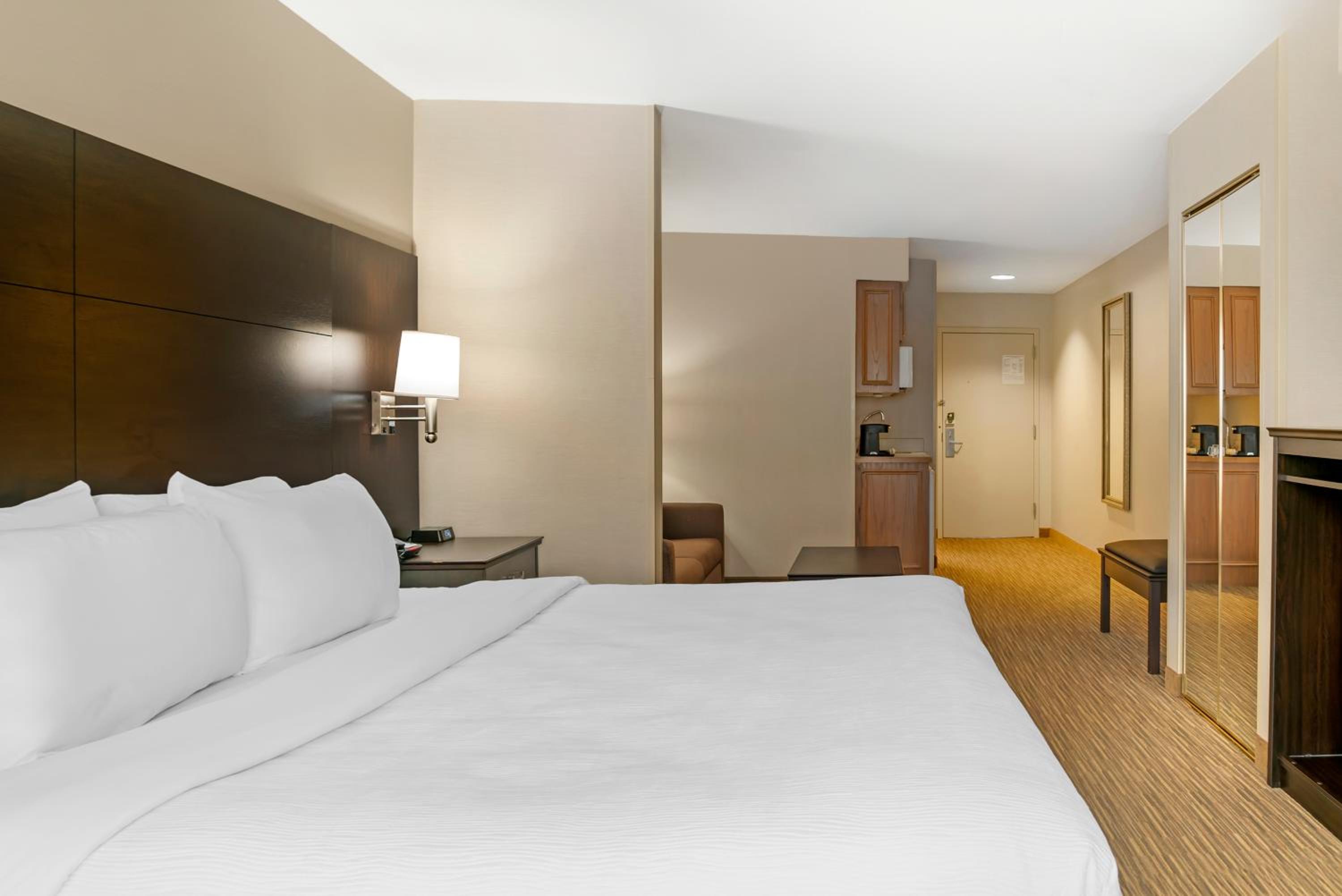 Superior King Room - Non-Smoking - Photo 2