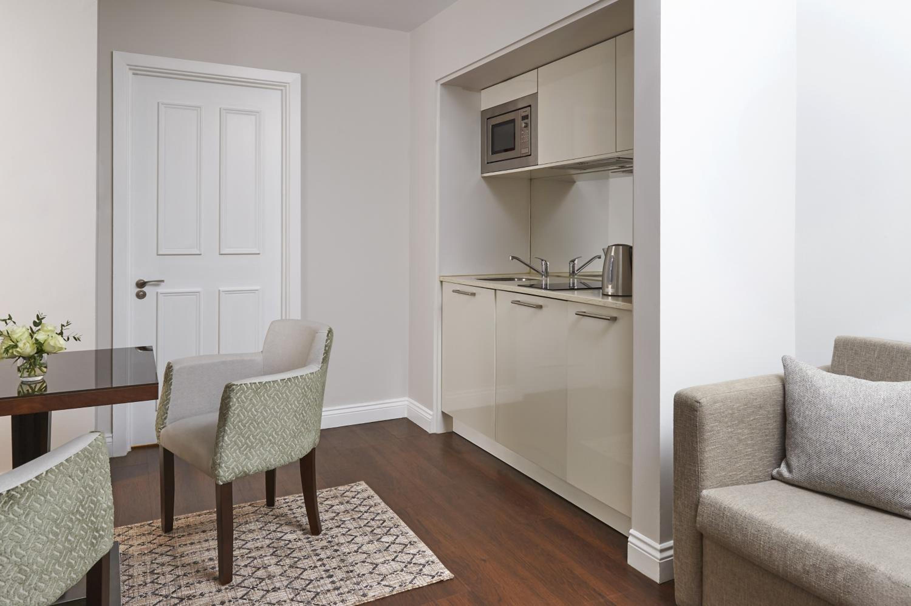 One-Bedroom Premier (Lower Ground Floor) photo 3