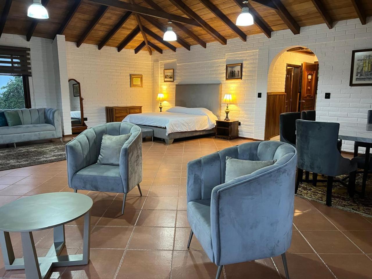Deluxe King Suite photo 2