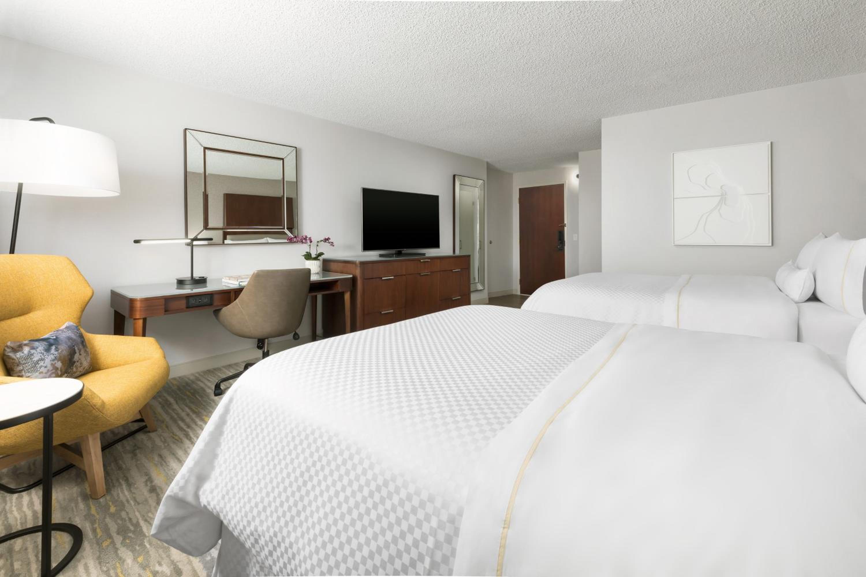 Double Room with Two Double Beds and Roll-In Shower - Mobility and Hearing Accessible - Photo 5