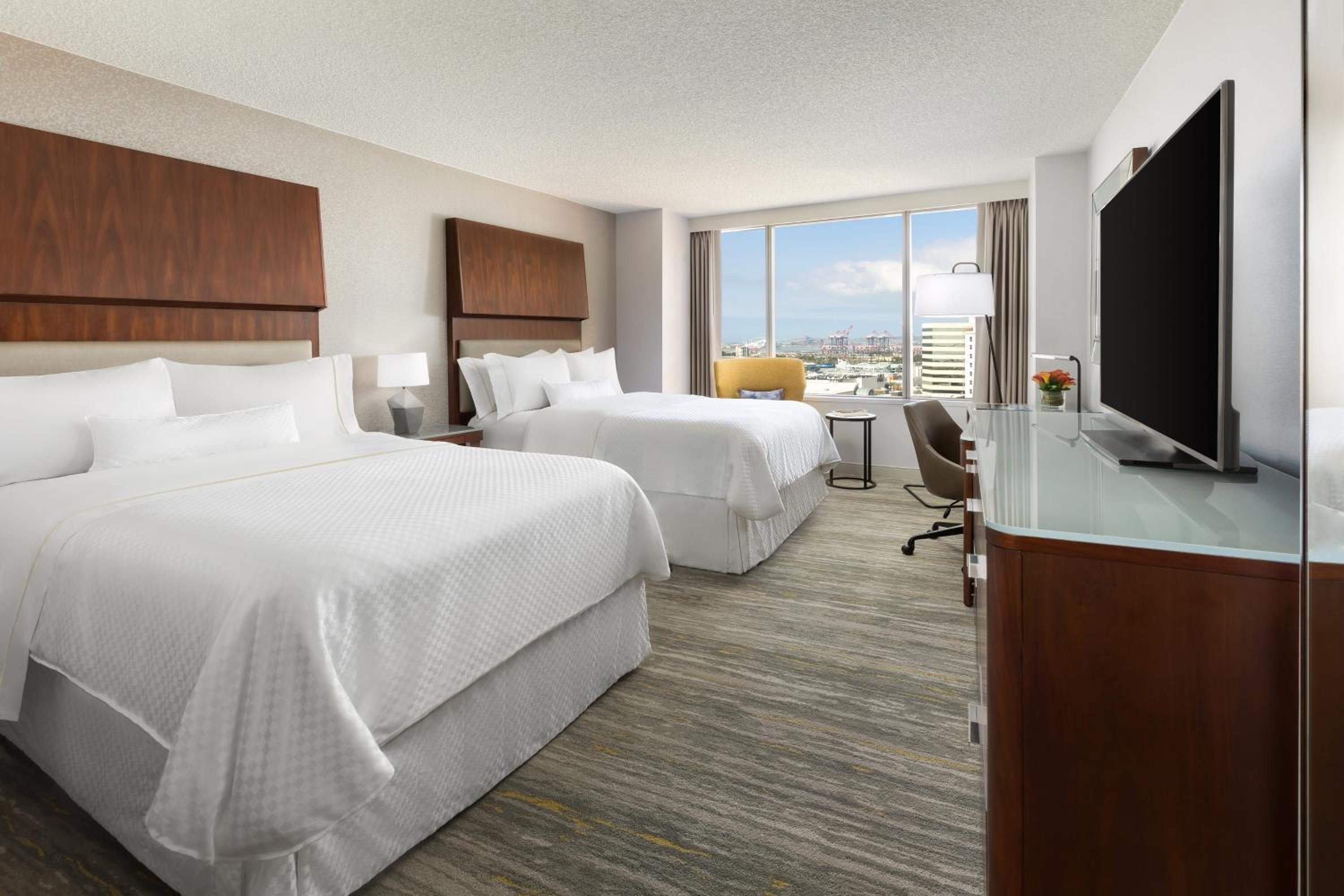 Double Room with Two Double Beds and Roll-In Shower - Mobility and Hearing Accessible - Photo 6
