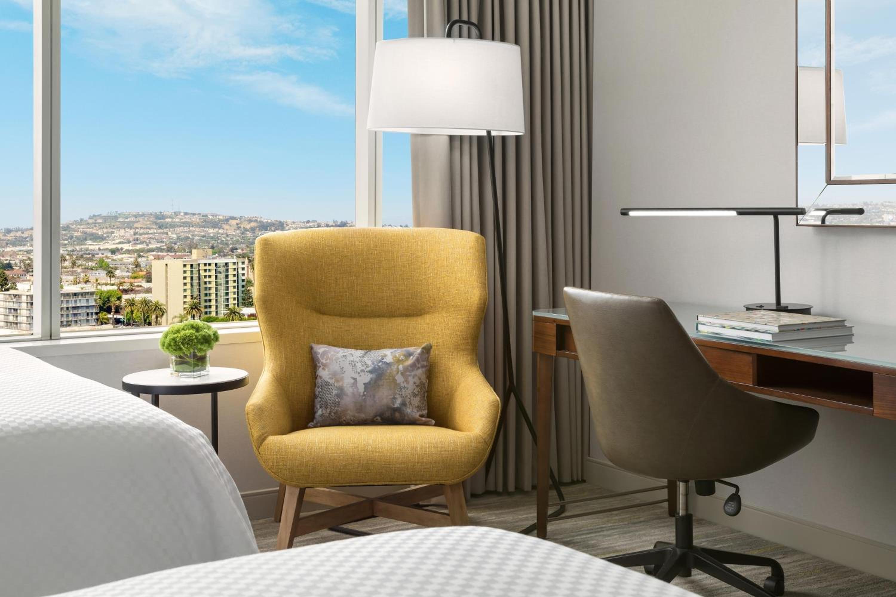Double Room with Two Double Beds and Roll-In Shower - Mobility and Hearing Accessible - Photo 9