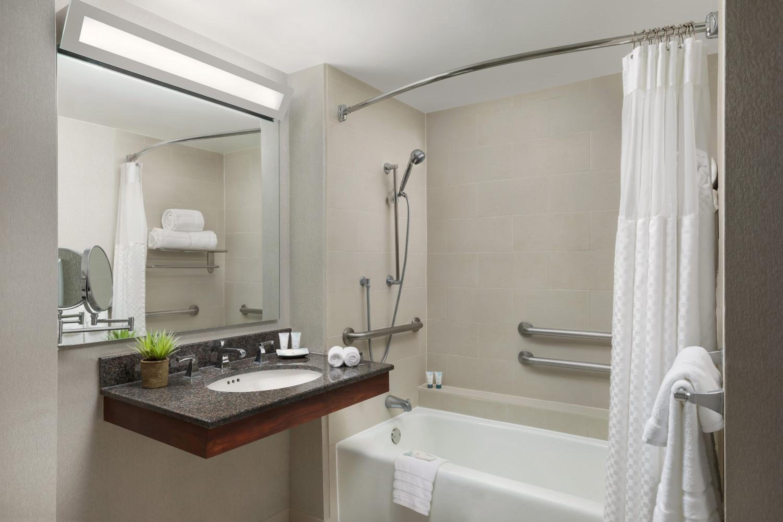 Double Room with Two Double Beds and Roll-In Shower - Mobility and Hearing Accessible - Photo 15