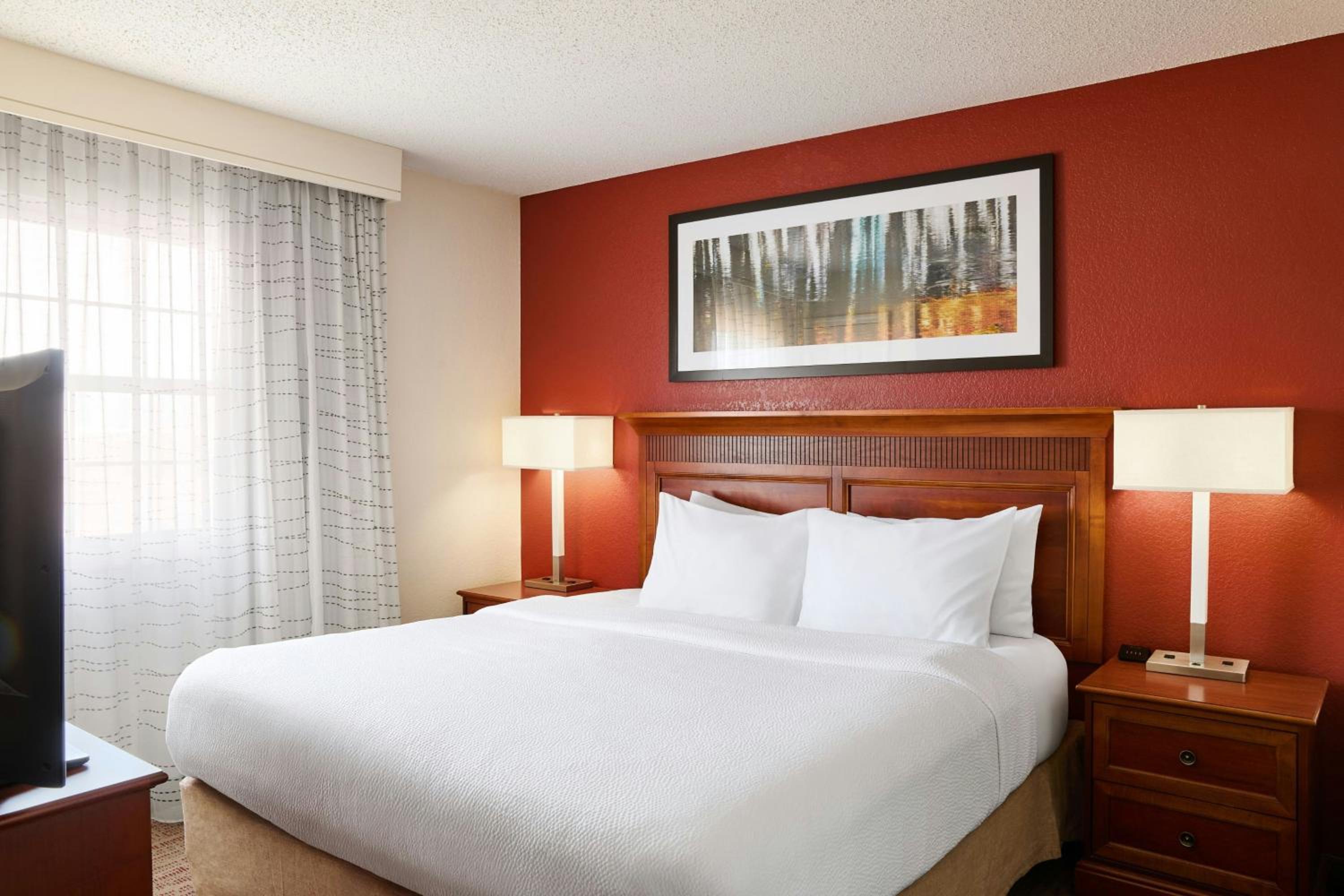 One-Bedroom King Suite with Sofa Bed - Mobility/Hearing Accessible w/Tub - Photo 4