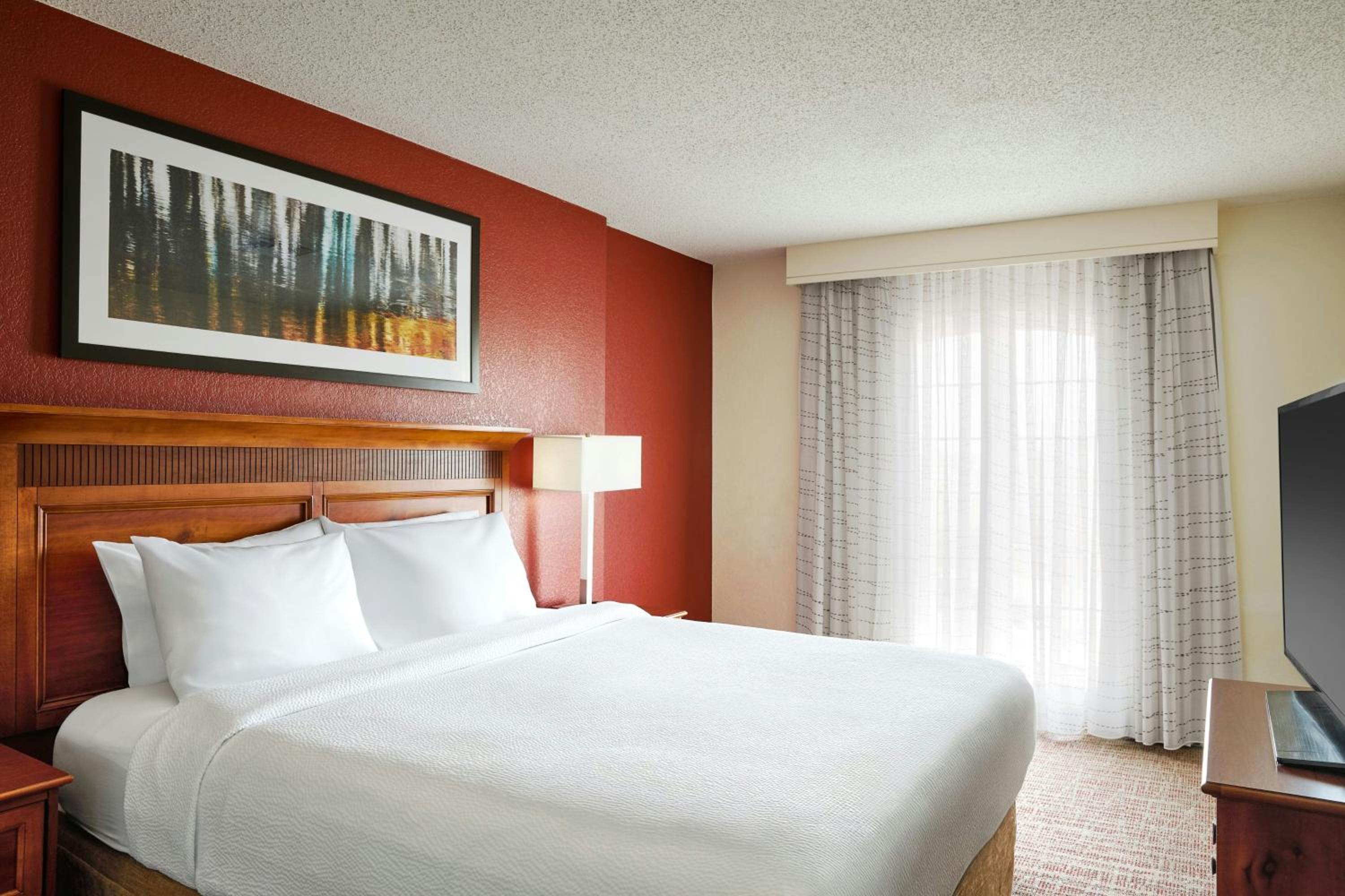 One-Bedroom King Suite with Sofa Bed - Mobility/Hearing Accessible w/Tub - Photo 5