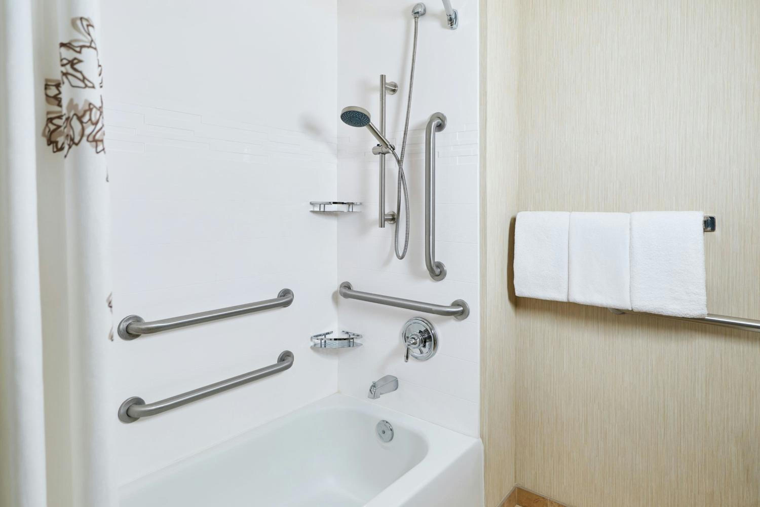 One-Bedroom King Suite with Sofa Bed - Mobility/Hearing Accessible w/Tub - Photo 6