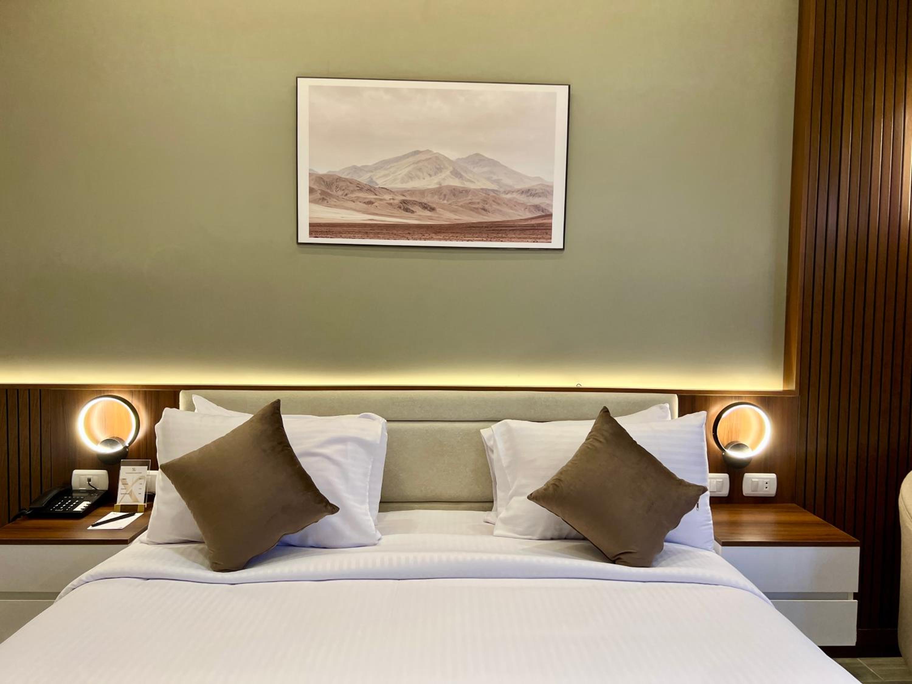 Superior Double or Twin Room with Pool View thumbnail 5