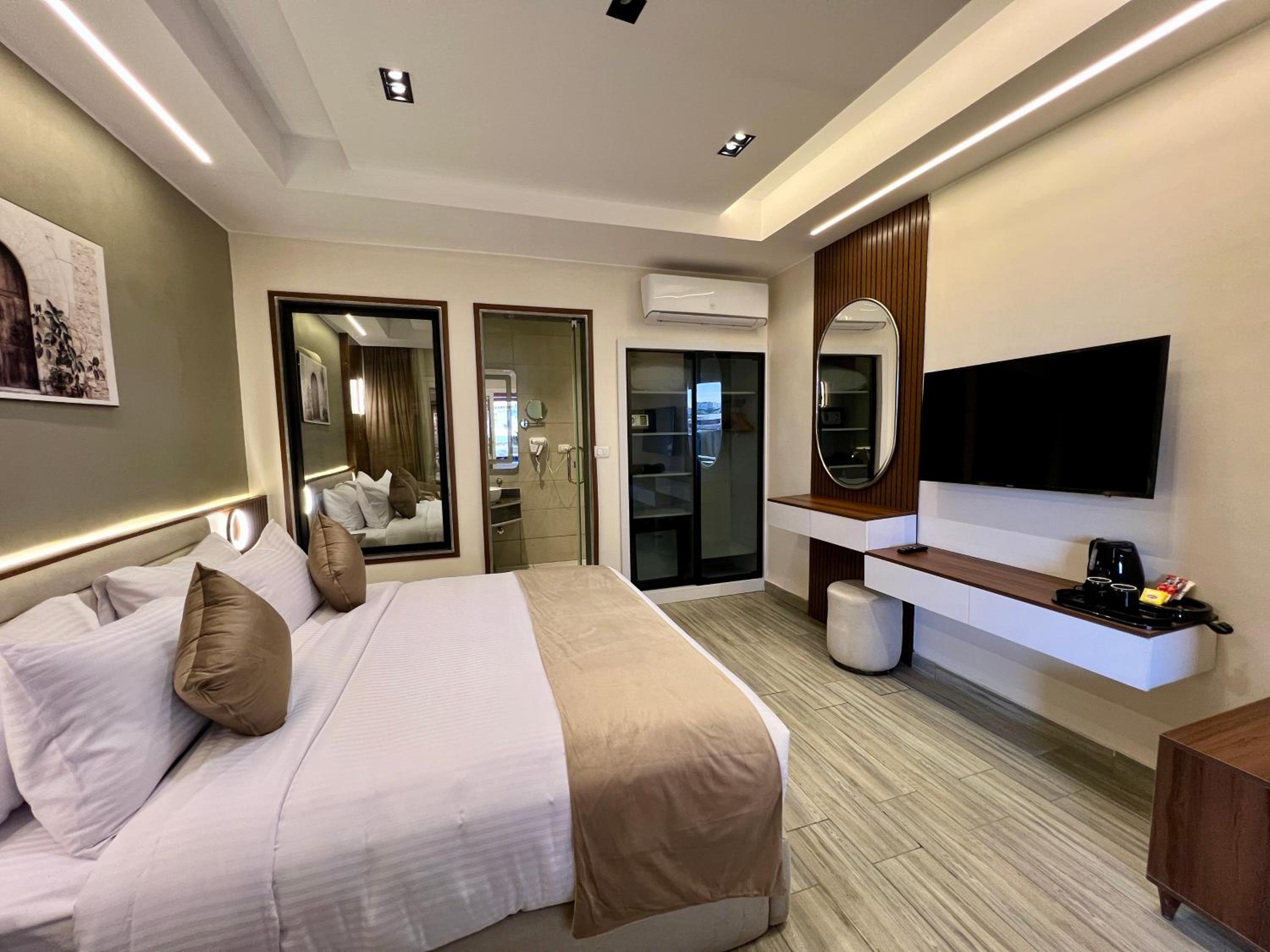 Superior Double or Twin Room with Pool View thumbnail 6