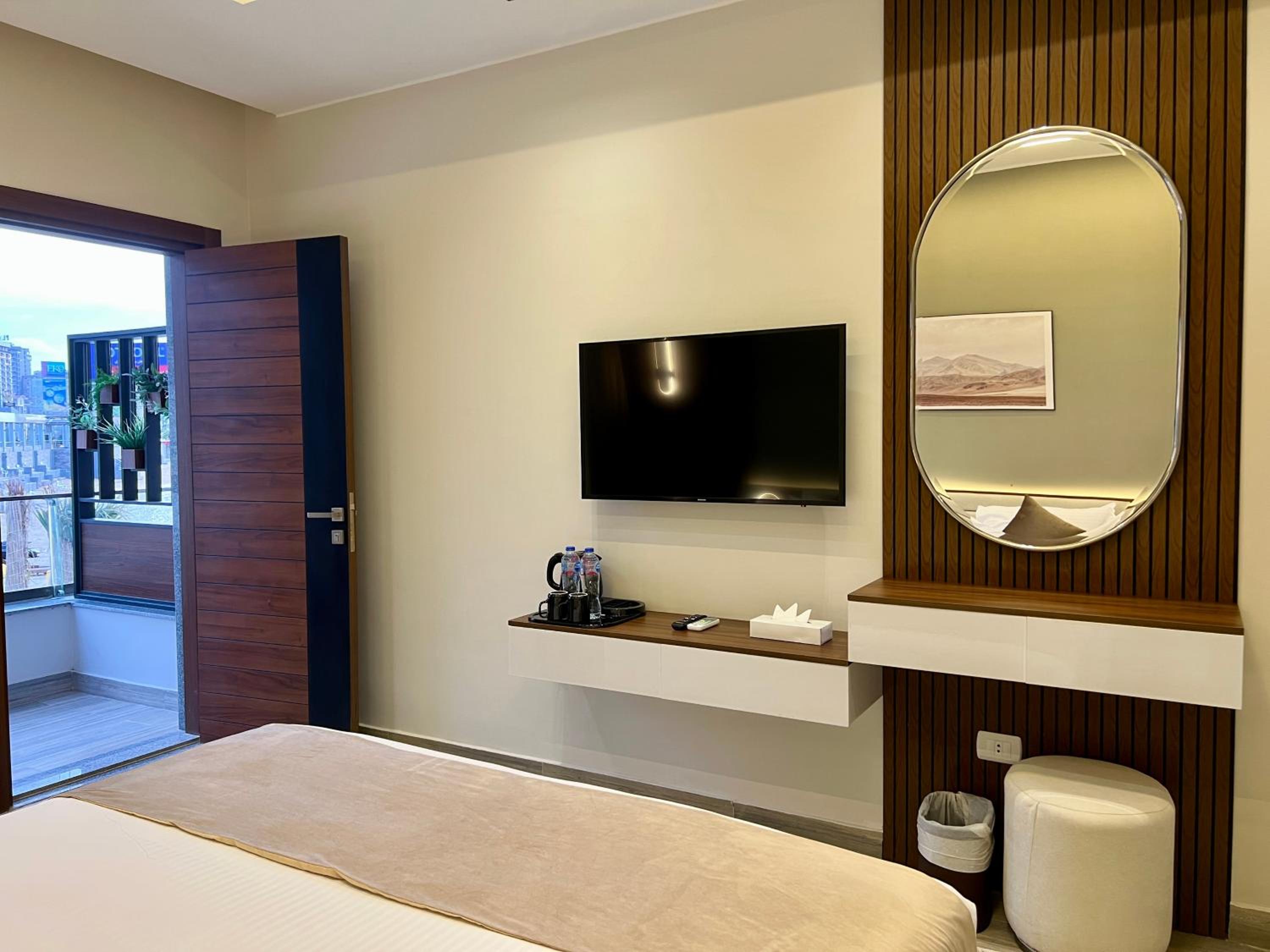 Deluxe Double or Twin Room with Sea View thumbnail 5