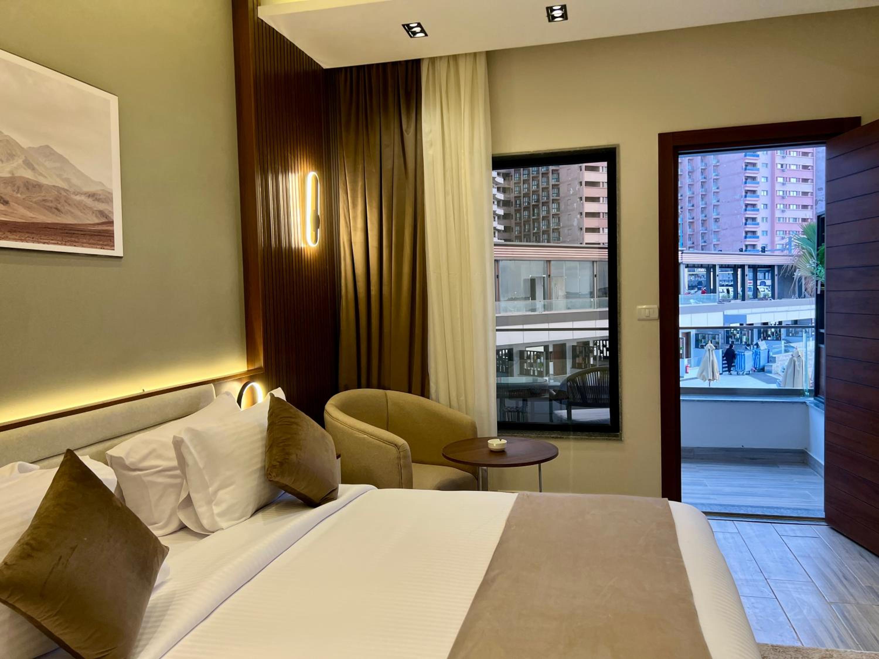 Deluxe Double or Twin Room with Sea View thumbnail 6