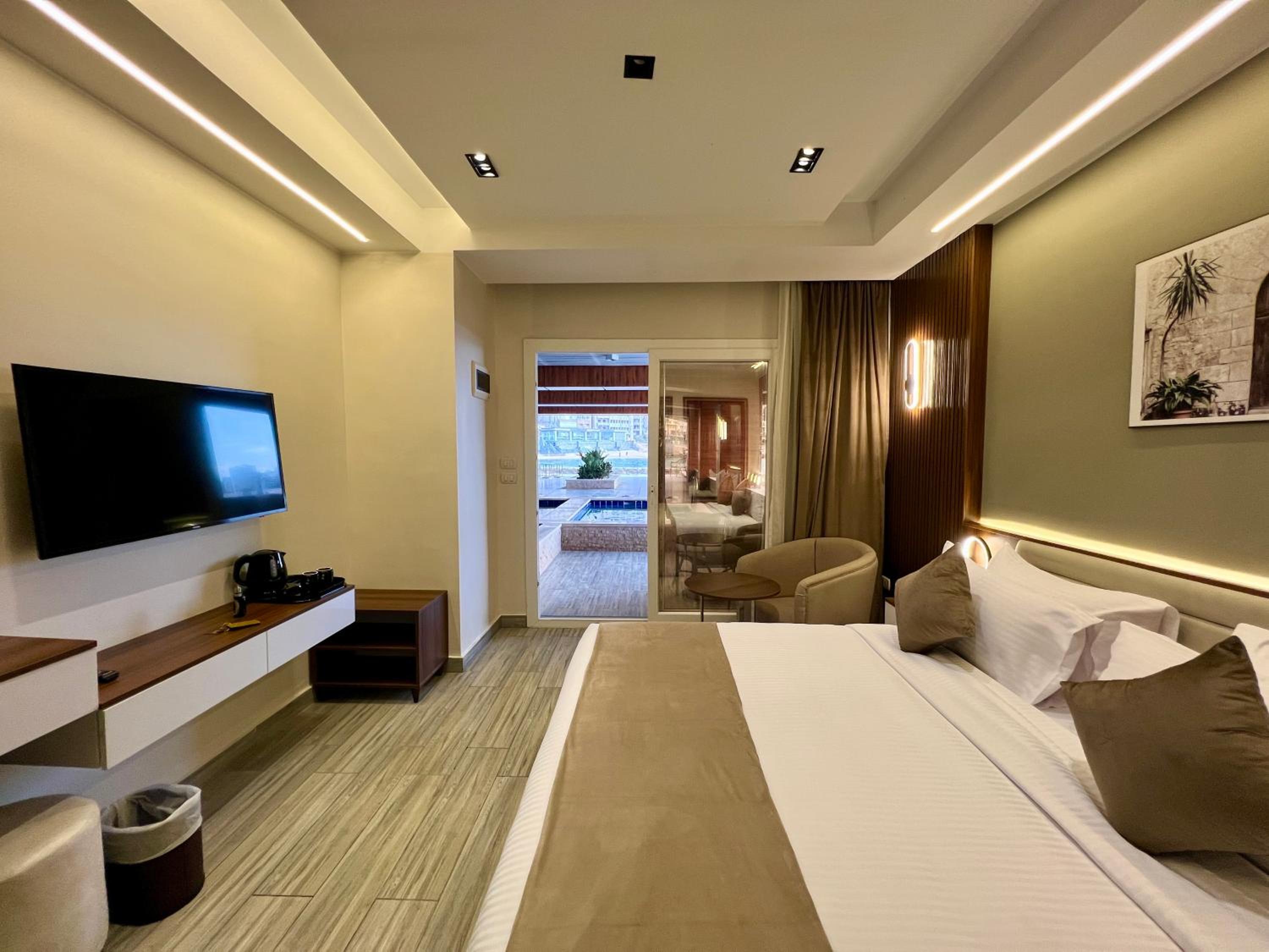 Superior Double or Twin Room with Pool View thumbnail 5