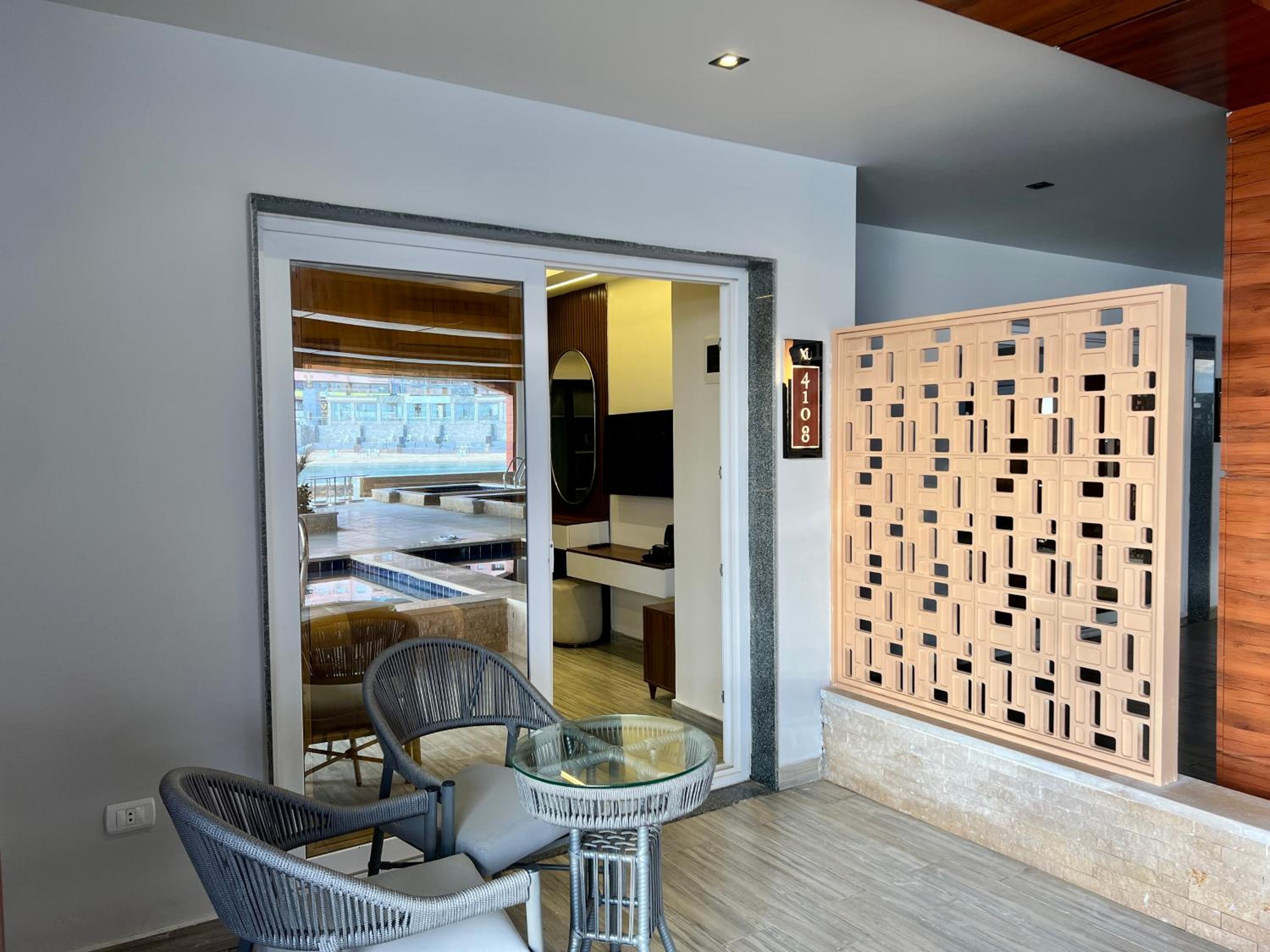 Superior Double or Twin Room with Pool View thumbnail 6