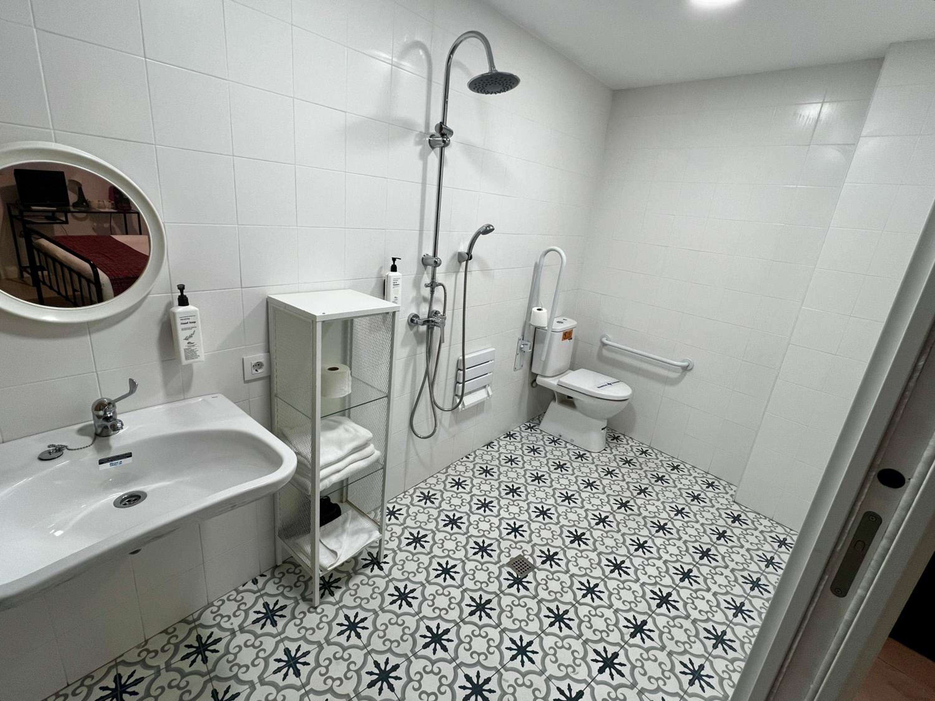 Queen Room - Disability Access - Photo 2