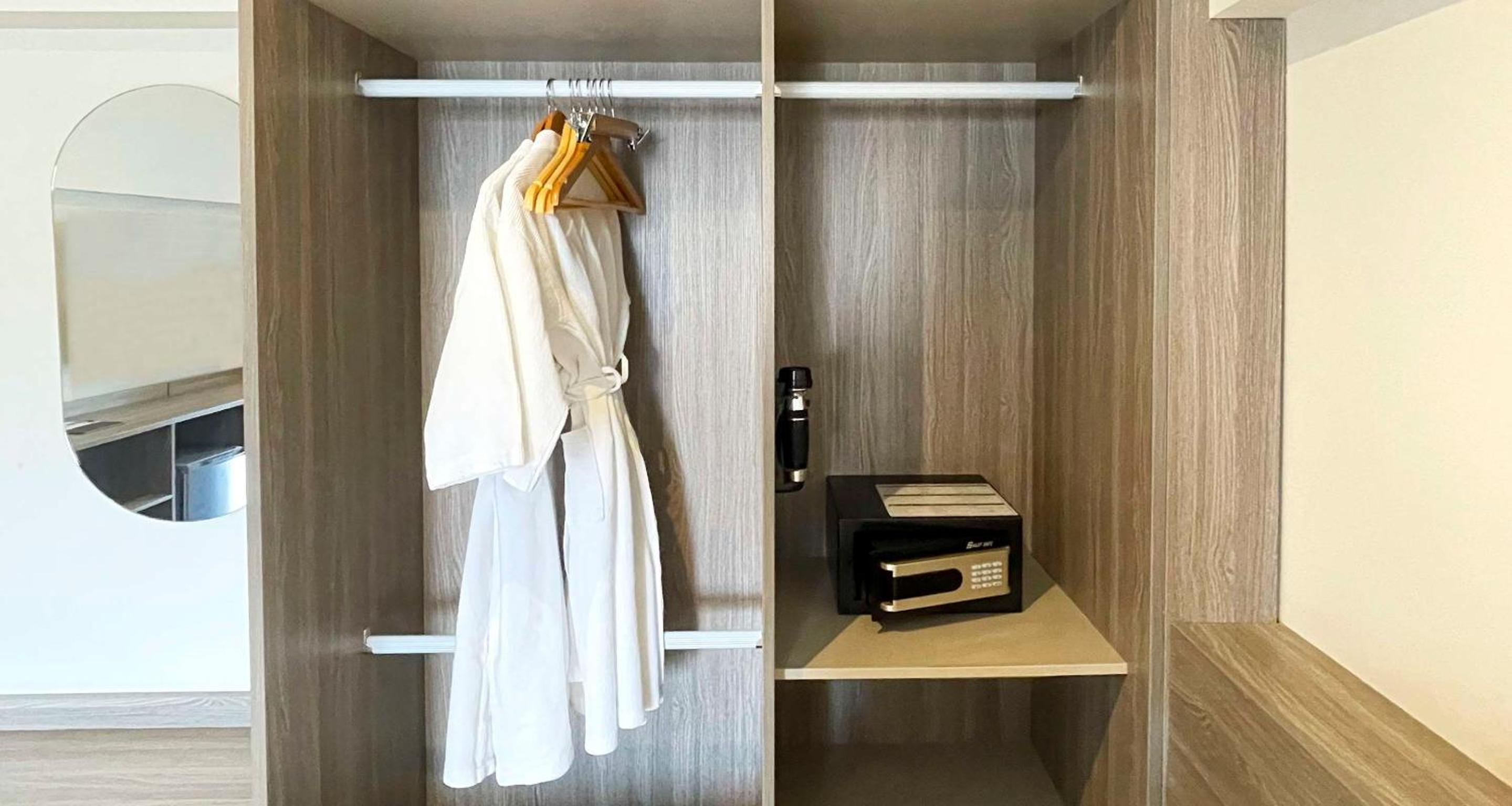 Deluxe King Room with Shower - Non-Smoking photo 2