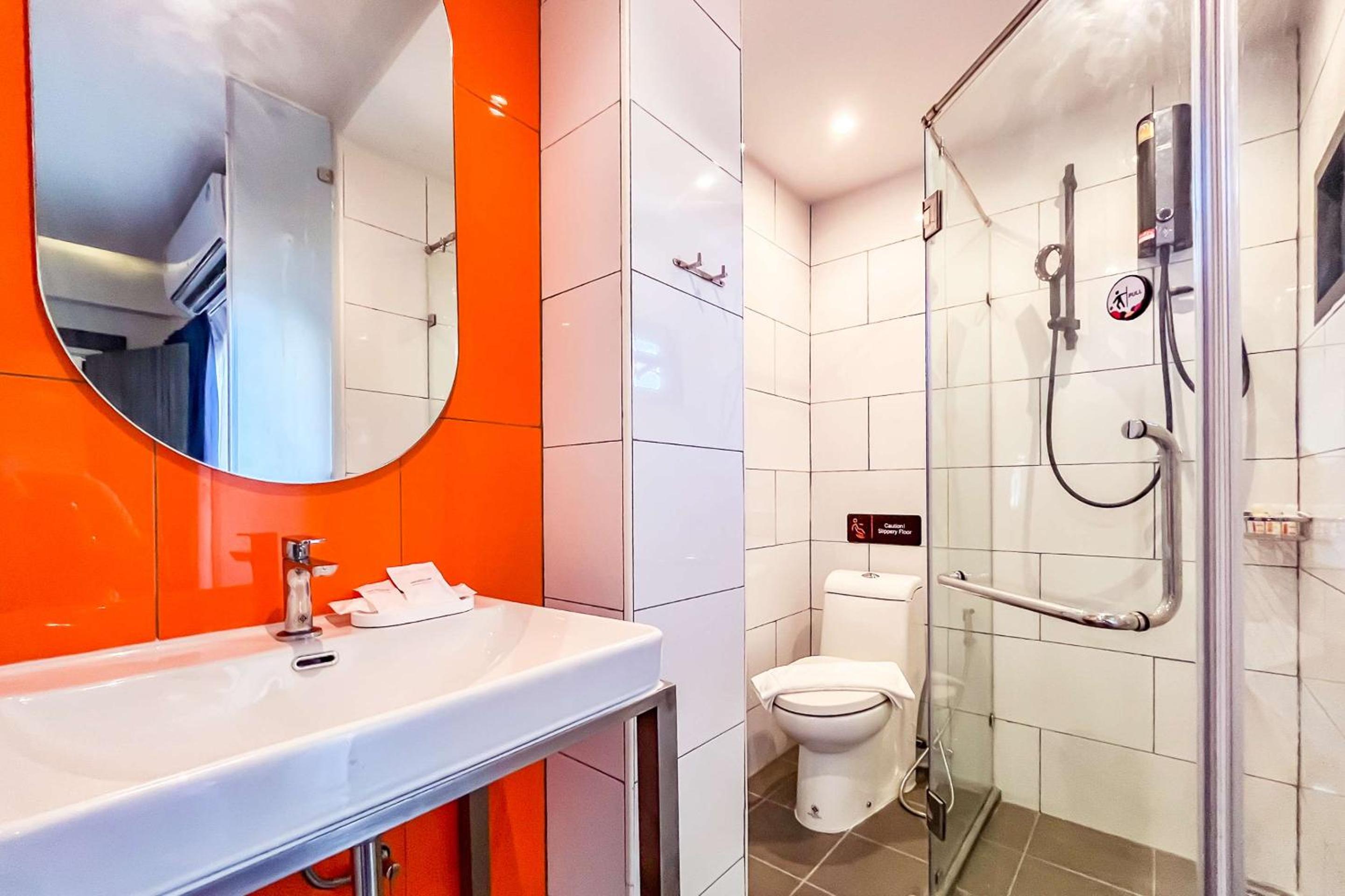 Deluxe King Room with Shower - Non-Smoking photo 3