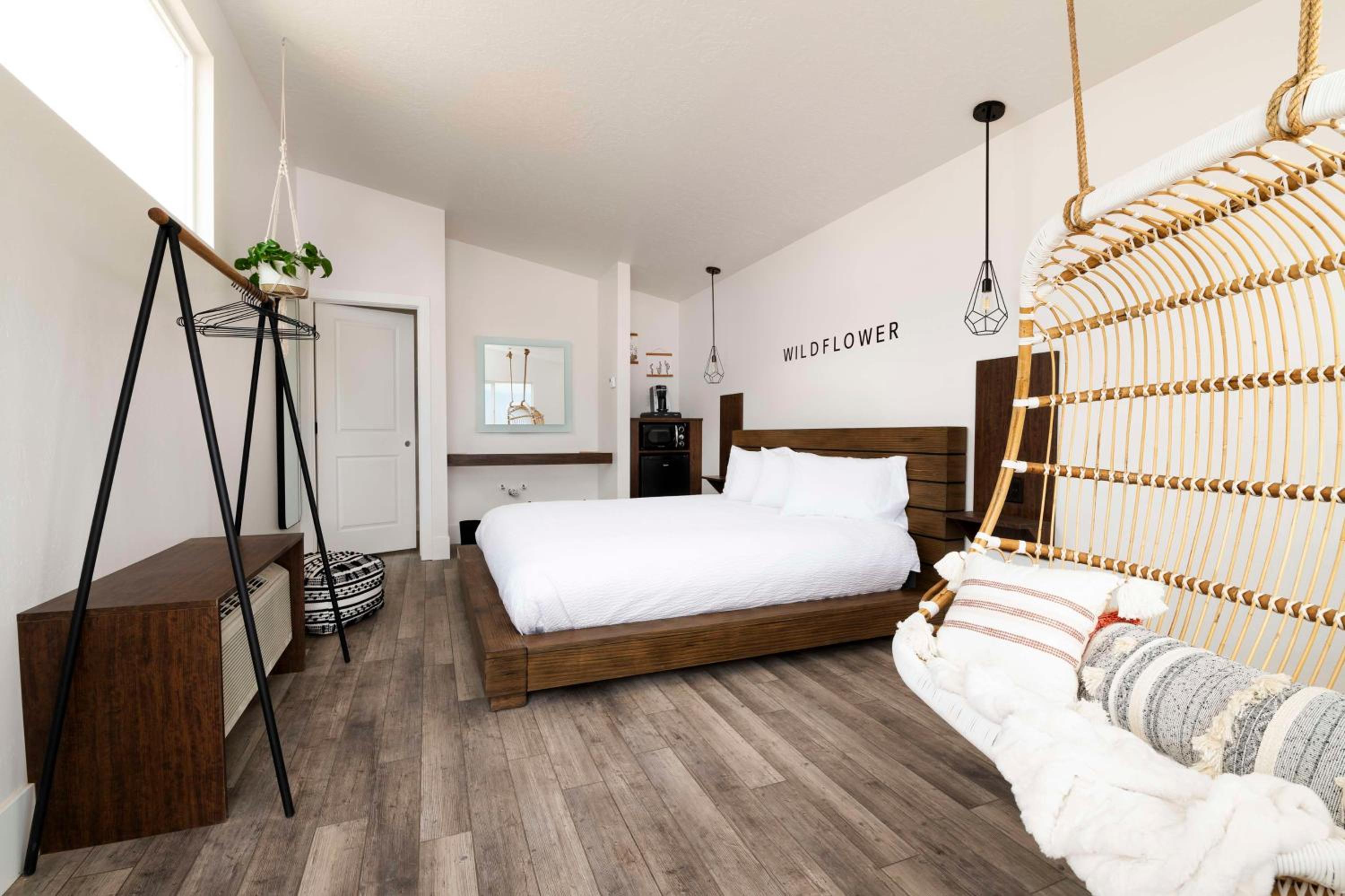 Paintbrush King Suite - Photo 1