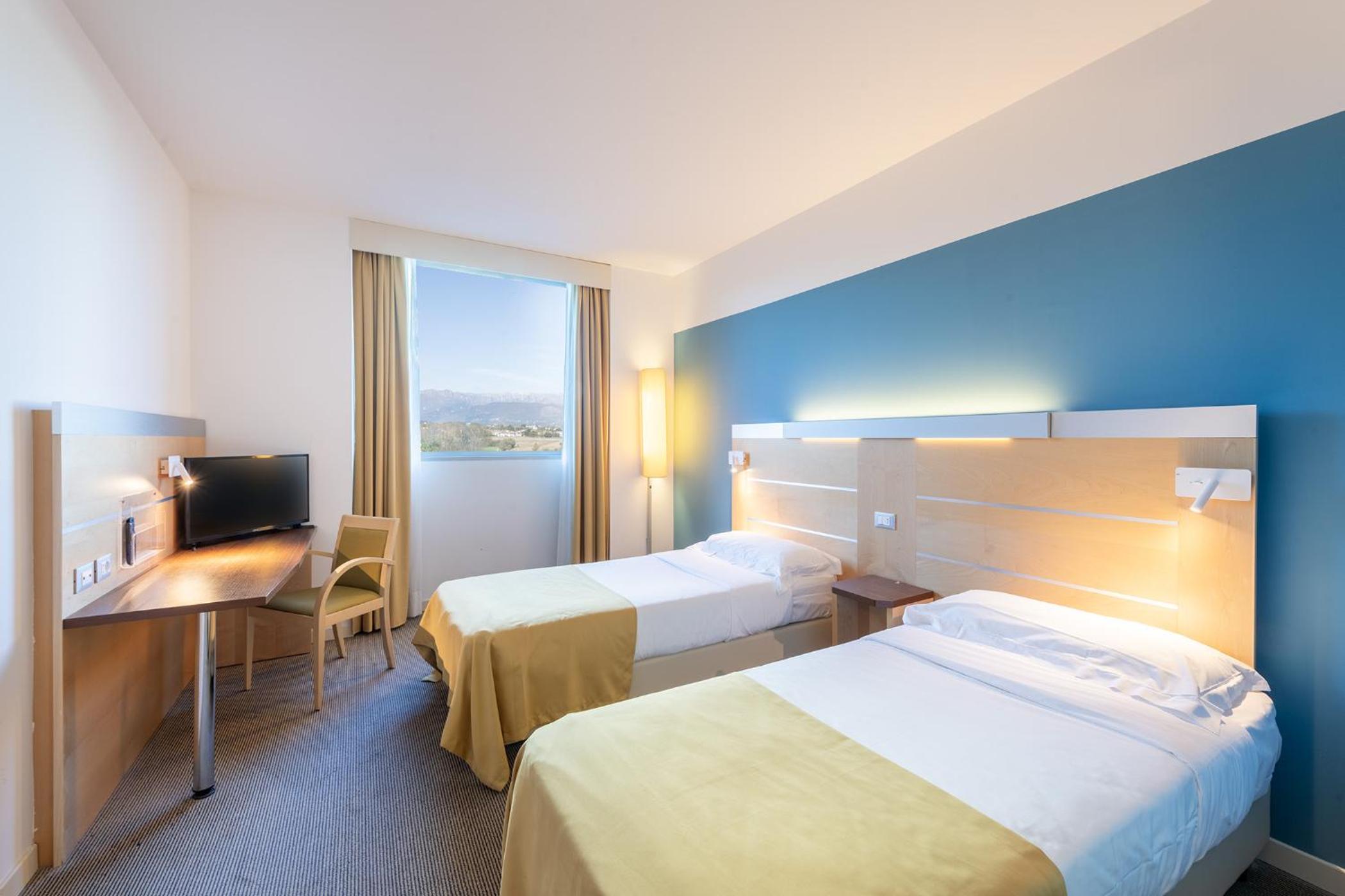 Standard Twin Room - Photo 4