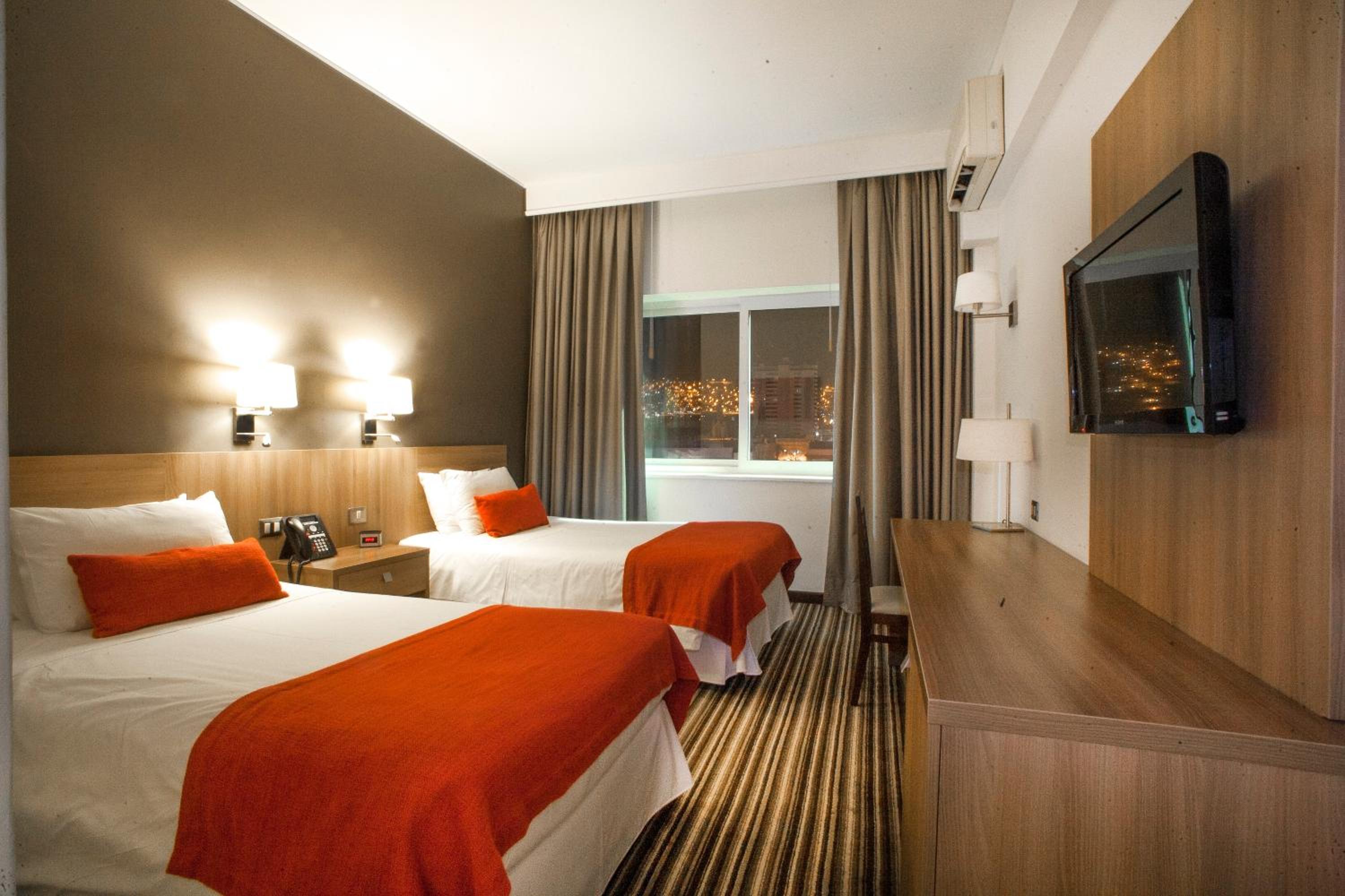 Twin Room with City View - Photo 5