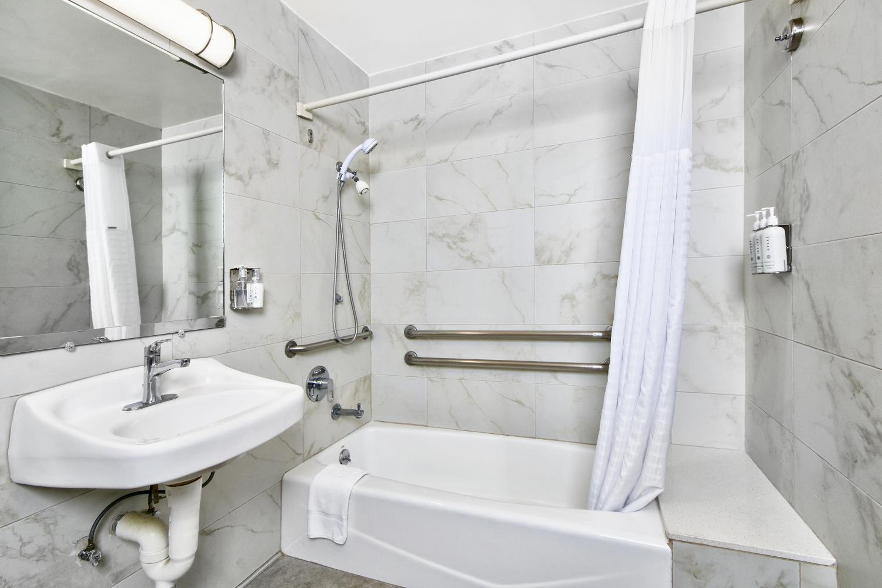 Business King Suite with Bathtub - Mobility Accessible/Non-Smoking - Photo 8