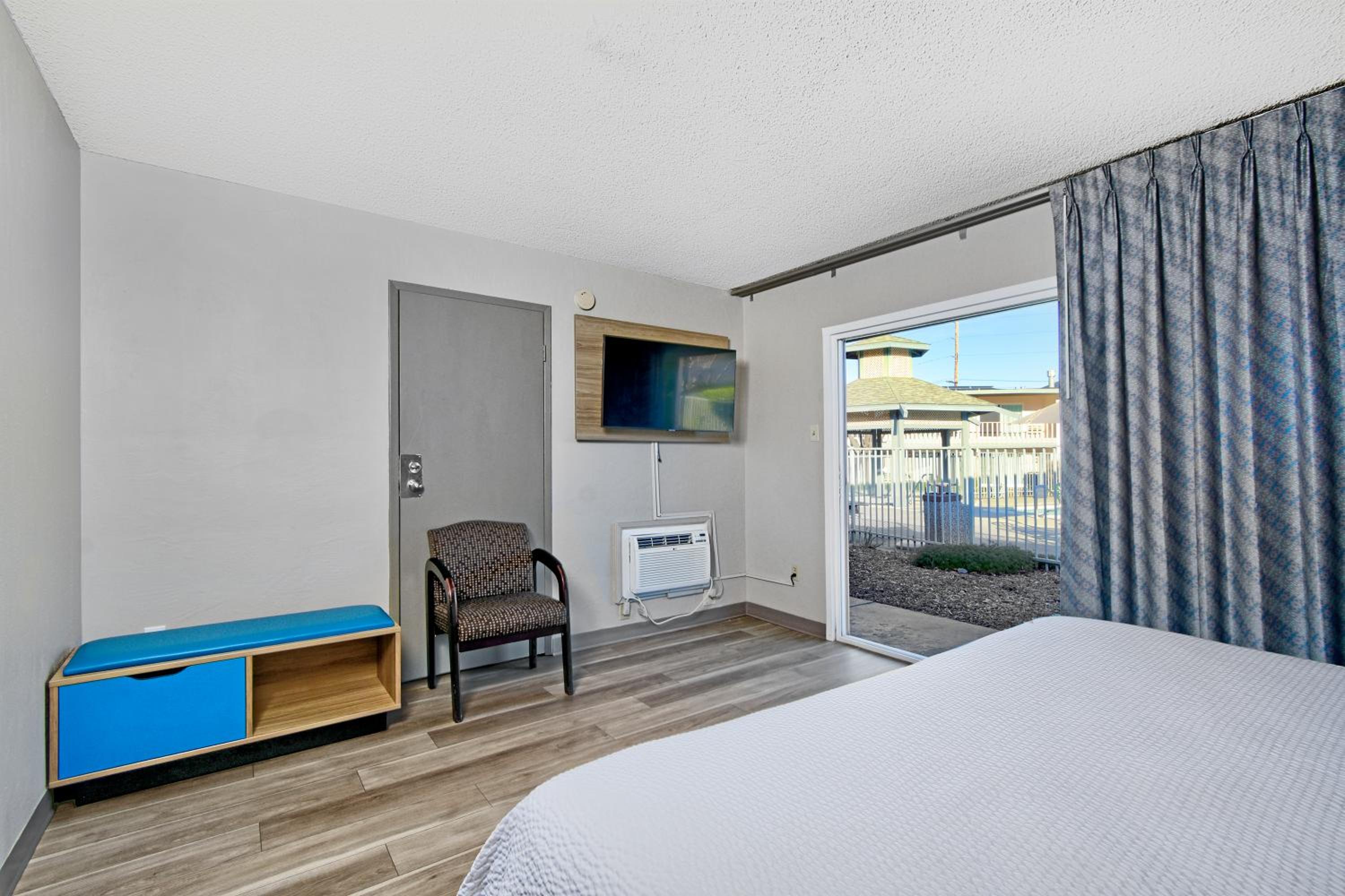 Business King Suite with Bathtub - Mobility Accessible/Non-Smoking - Photo 7