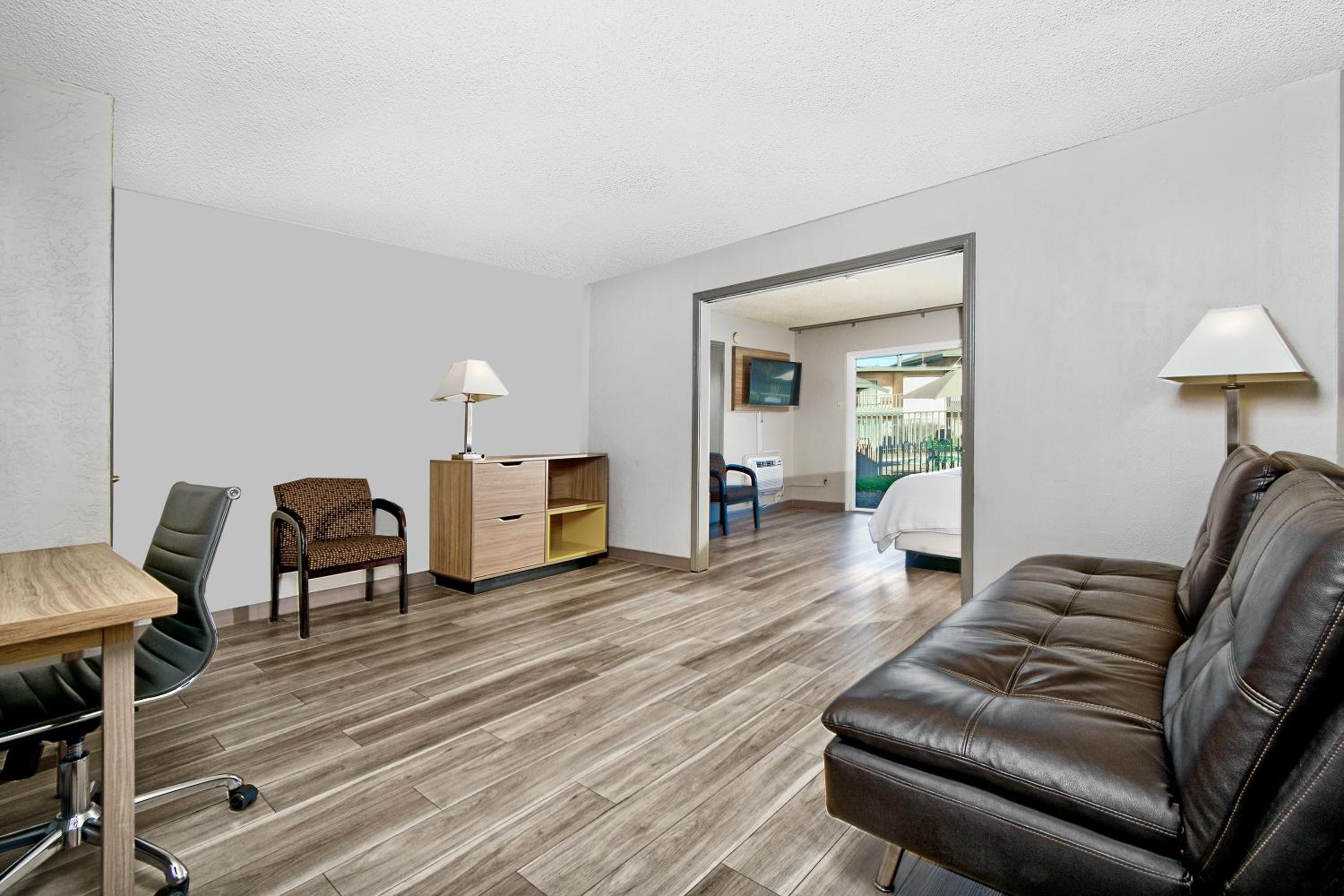 Business King Suite with Bathtub - Mobility Accessible/Non-Smoking - Photo 6