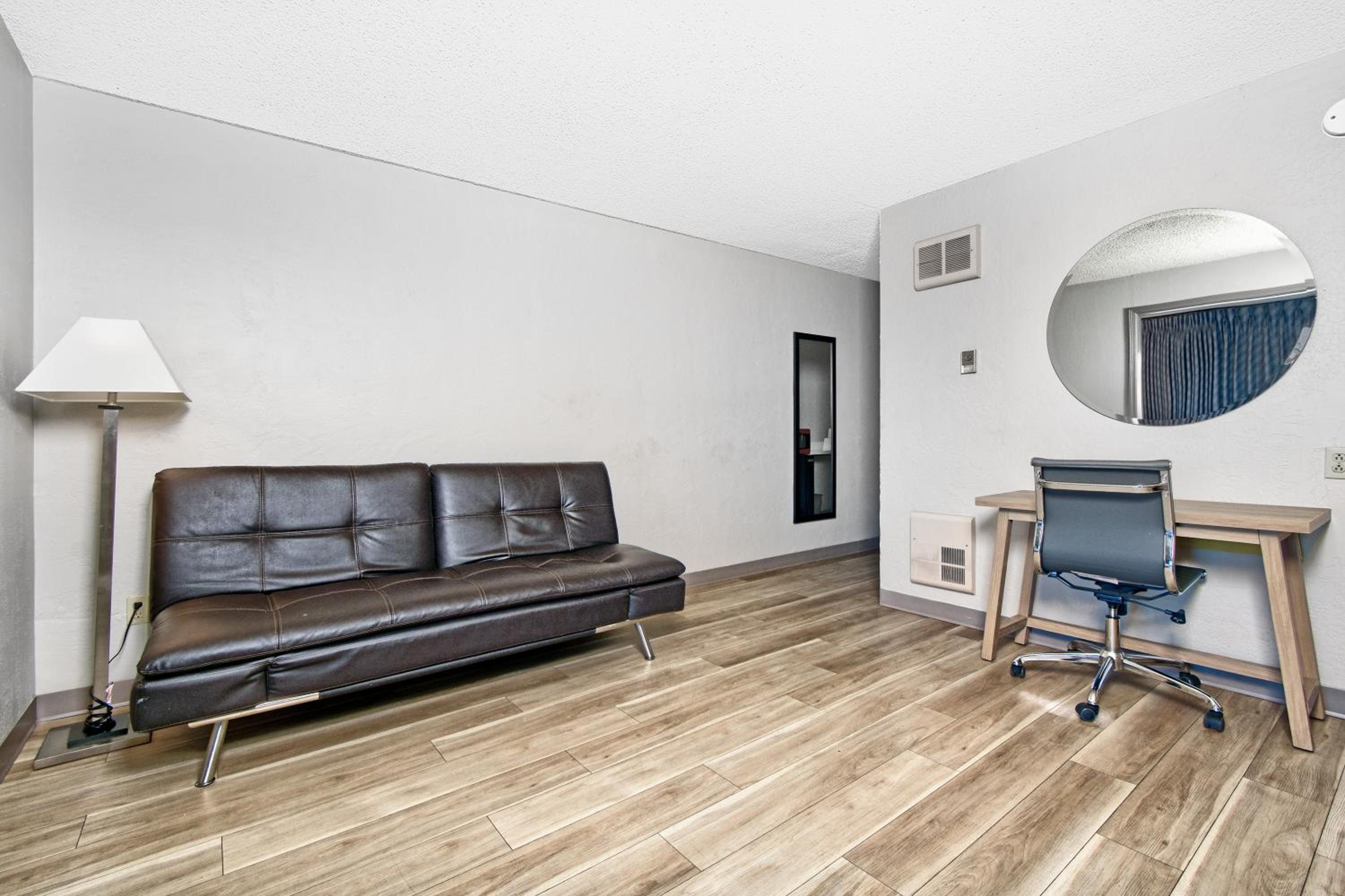 Business King Suite with Bathtub - Mobility Accessible/Non-Smoking - Photo 5