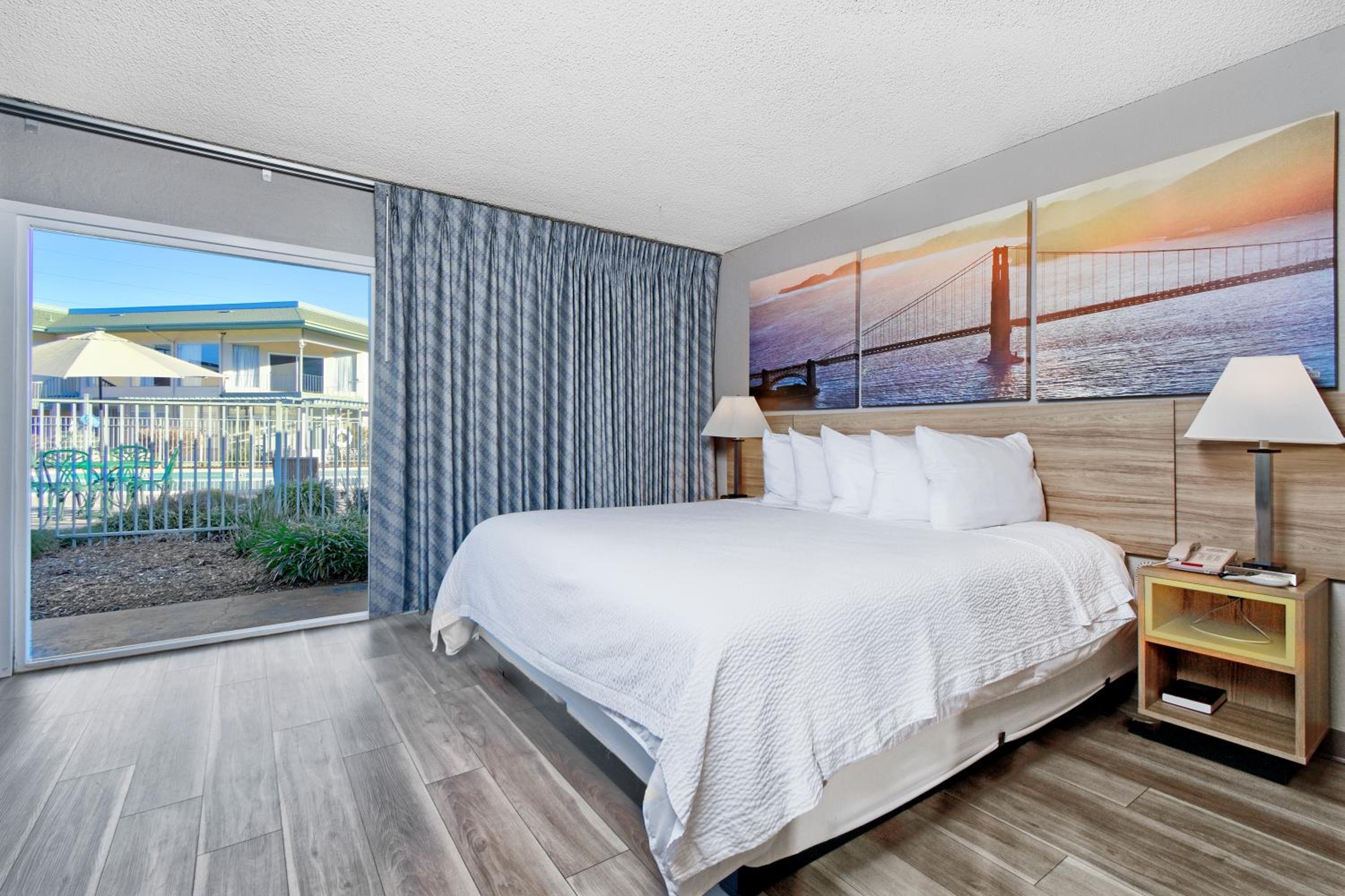 Business King Suite with Bathtub - Mobility Accessible/Non-Smoking - Photo 4