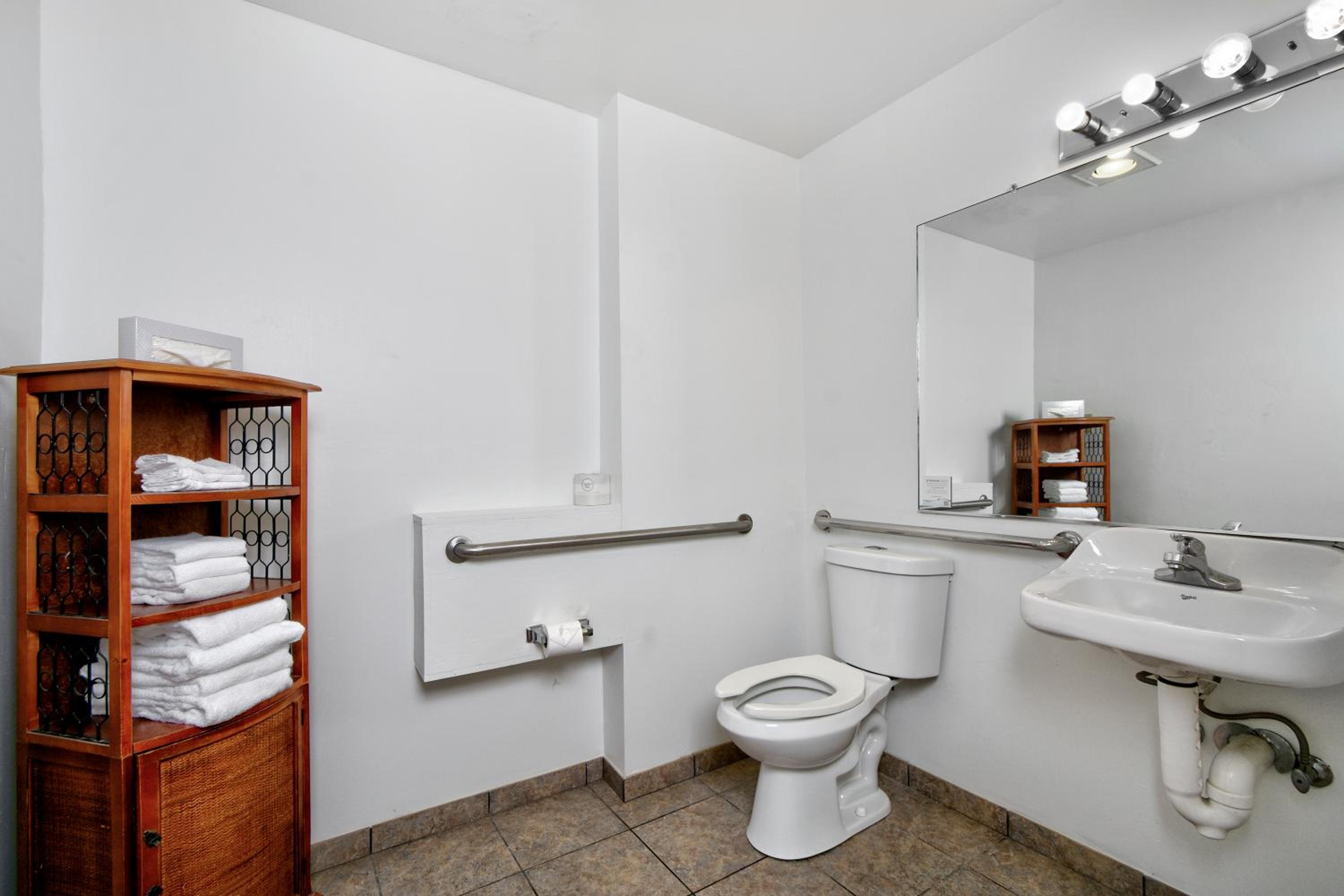 Deluxe King Suite with Roll-In Shower - Mobility Accessible/Non-Smoking - Photo 7