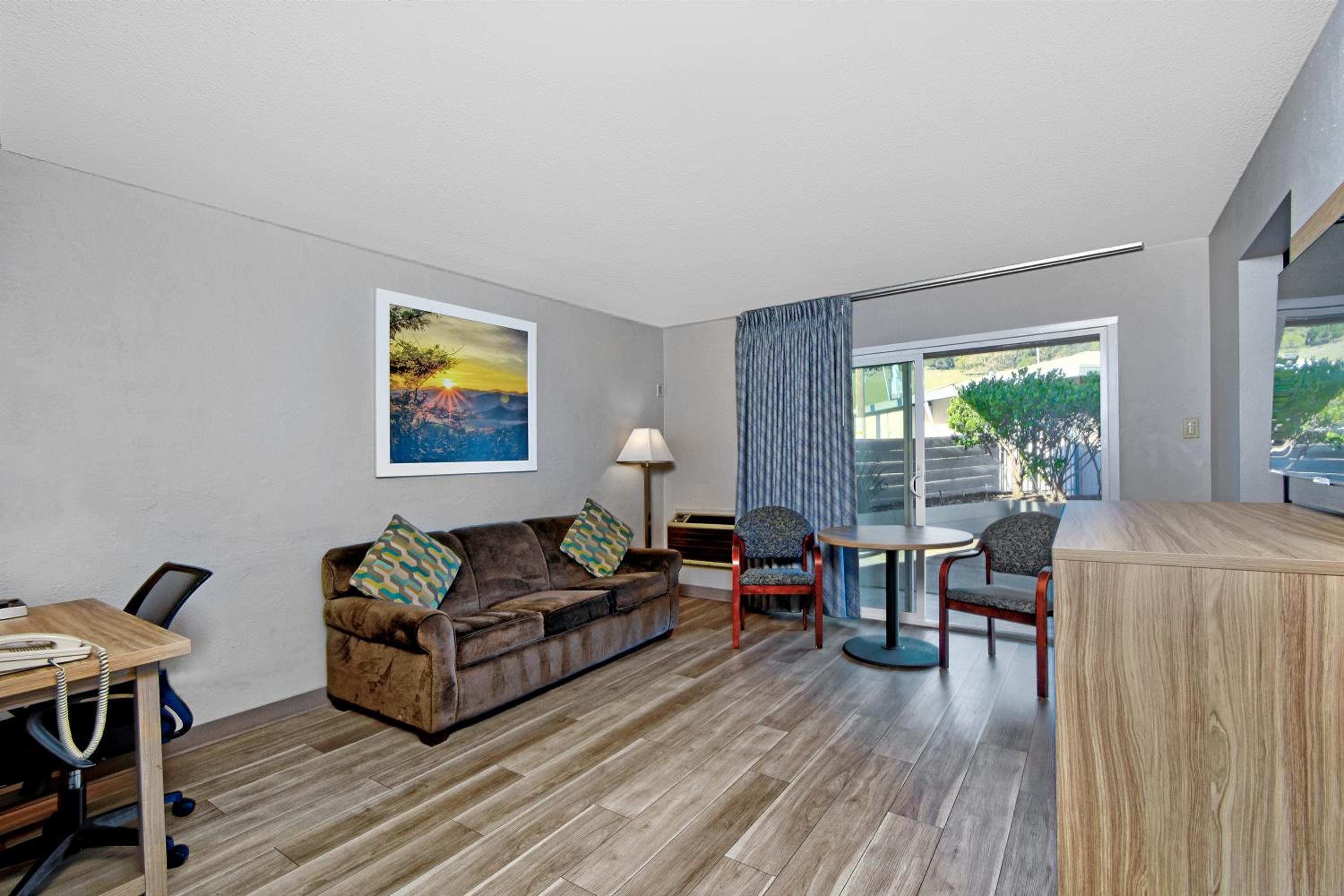Deluxe King Suite with Roll-In Shower - Mobility Accessible/Non-Smoking - Photo 6