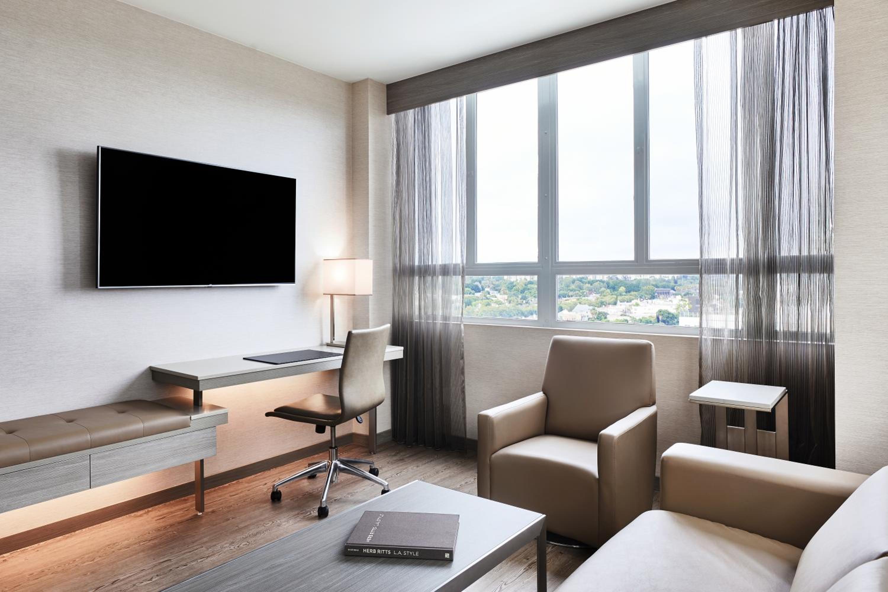 One-Bedroom King Suite with Sofa Bed and City View - Mobility Accessible with Roll-in Shower photo 1