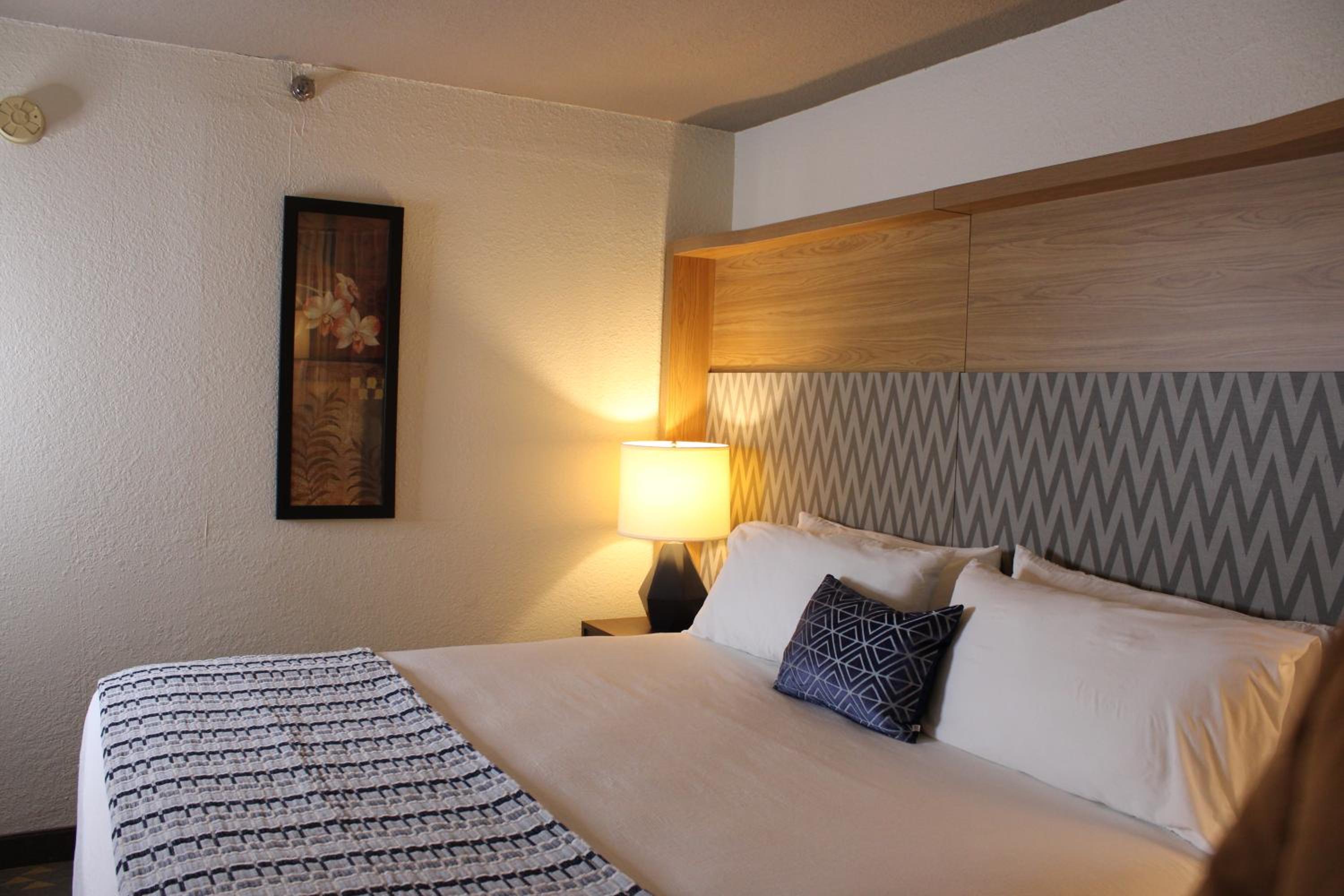 Deluxe King Room - Non-Smoking photo 2