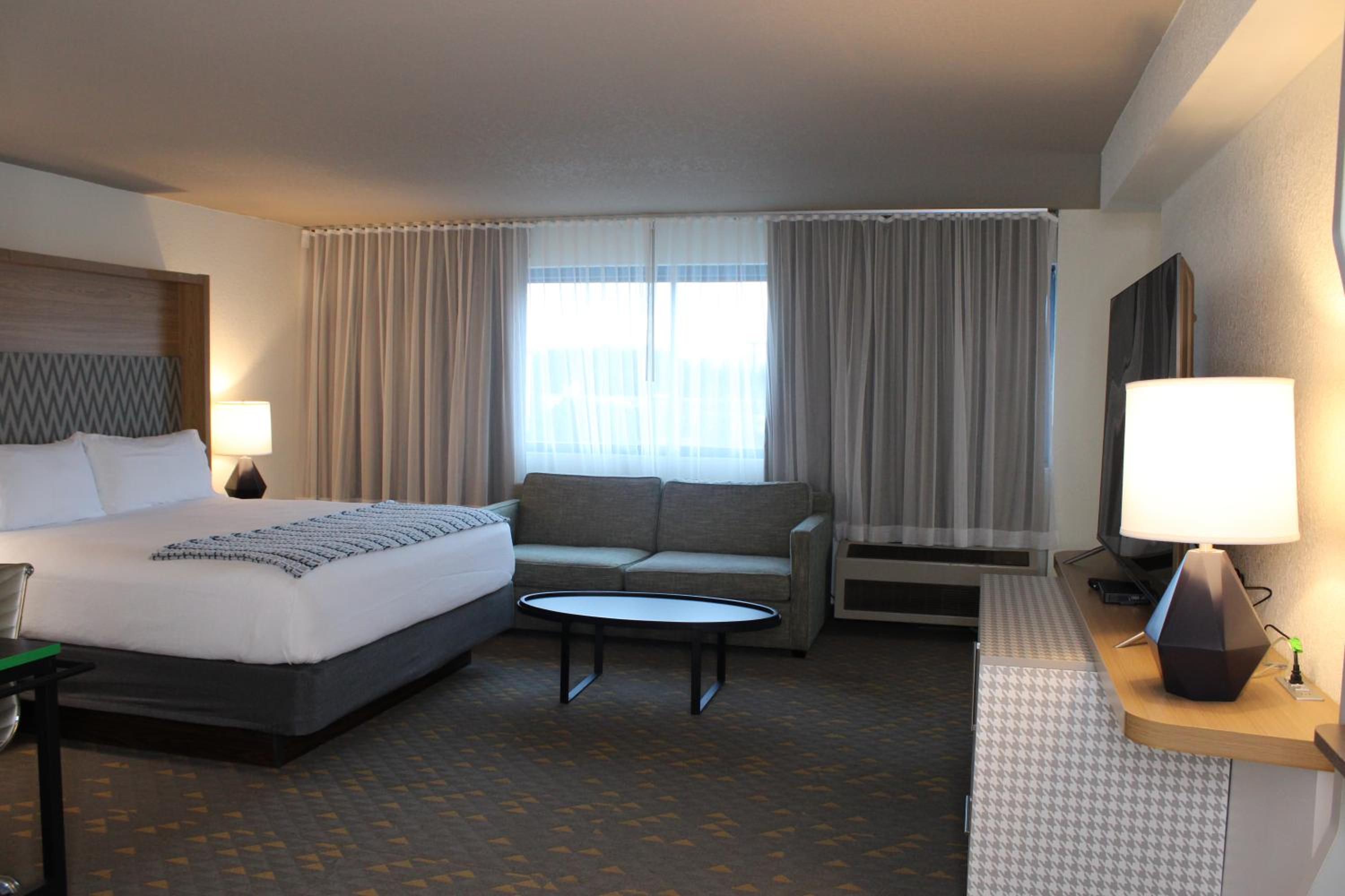 Junior King Suite - Non-Smoking photo 1