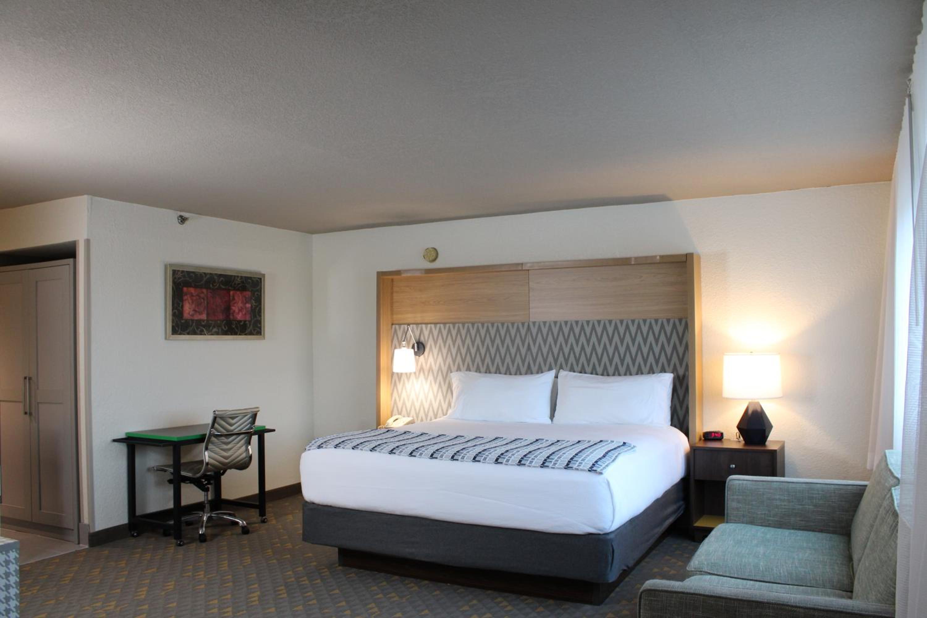 Junior King Suite - Non-Smoking photo 3