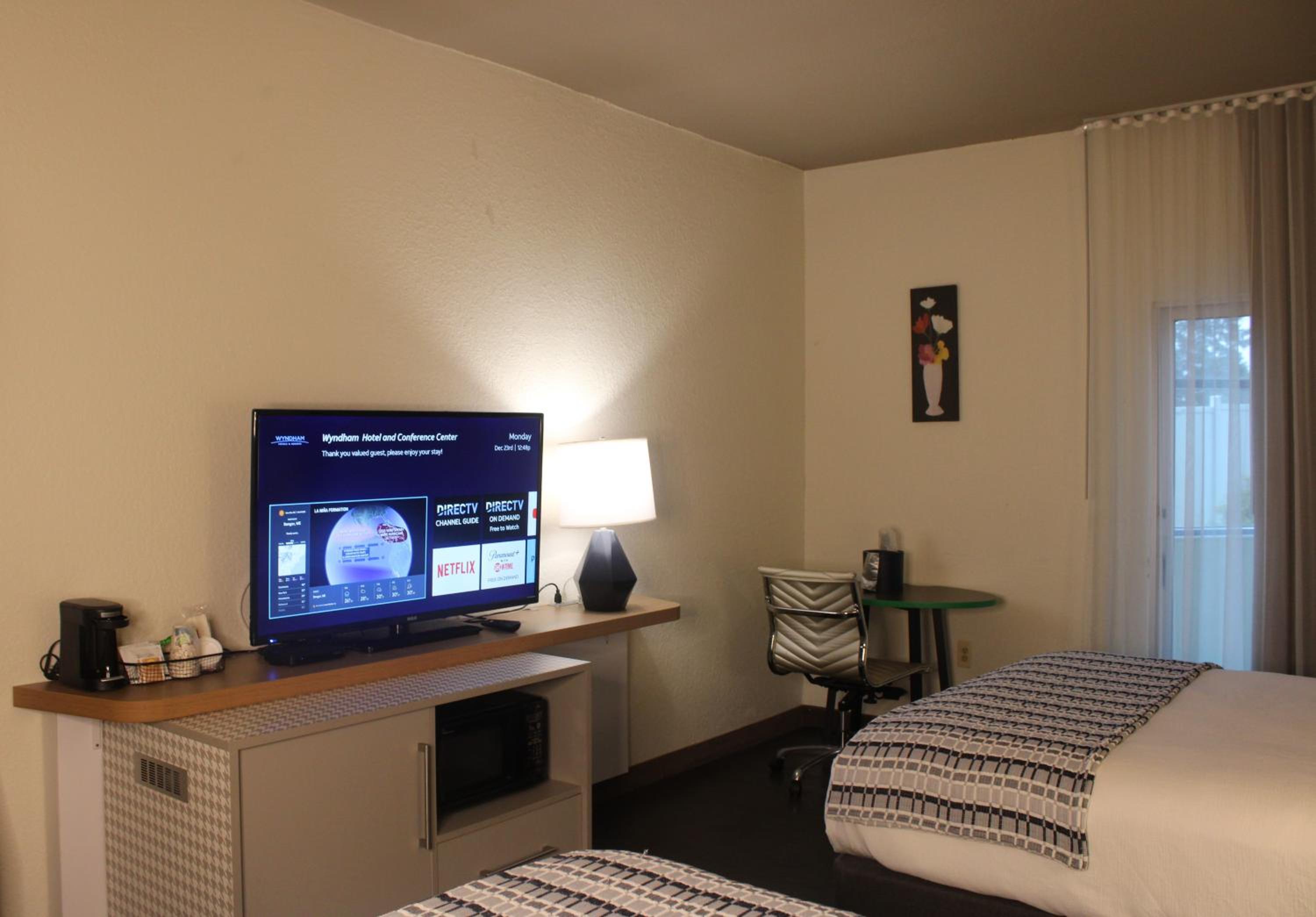 Queen Room with Two Queen Beds and Poolside - Non-Smoking photo 2