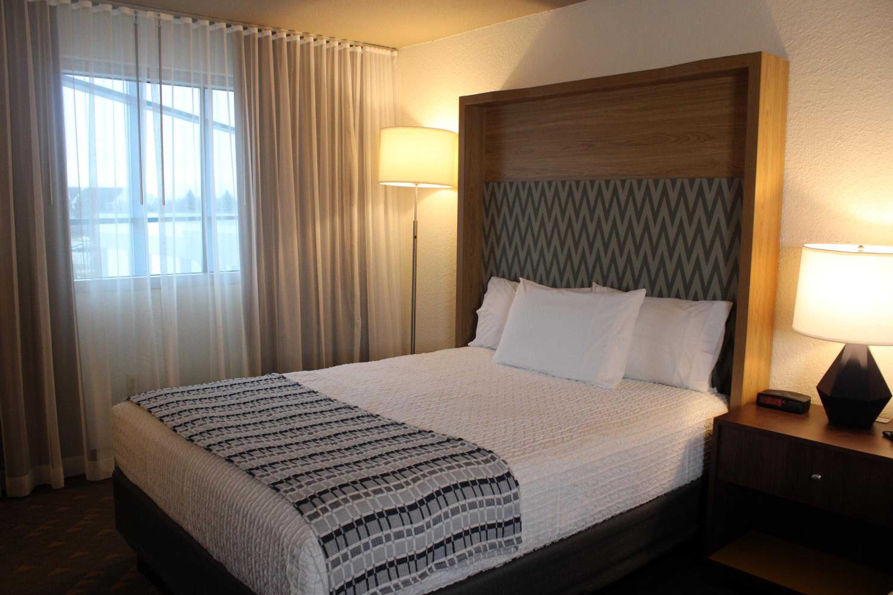 Queen Room with Two Queen Beds and Poolside - Non-Smoking photo 1