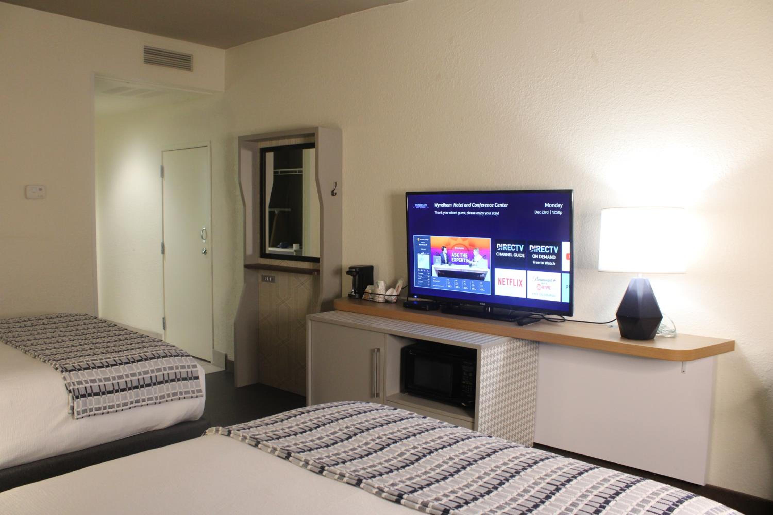 Queen Room with Two Queen Beds and Poolside - Non-Smoking photo 3