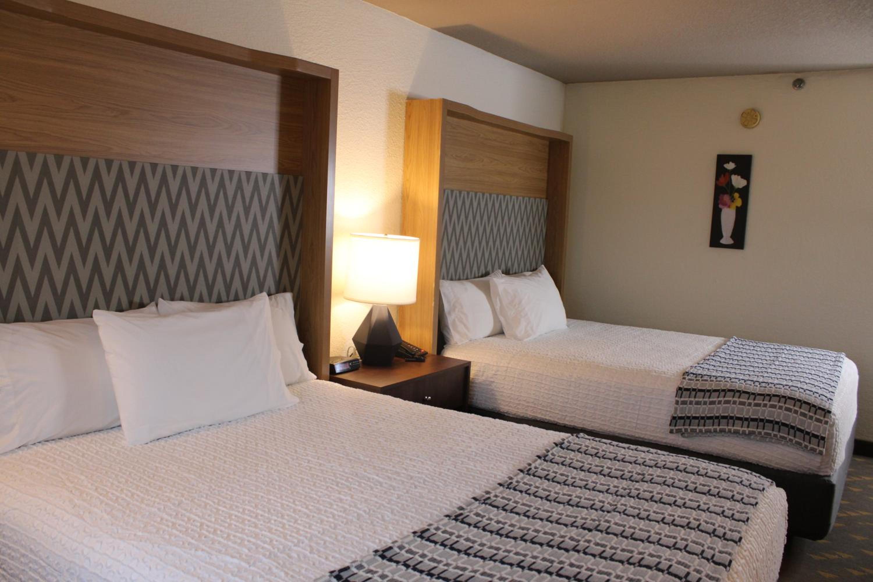 Queen Room with Two Queen Beds - Non-Smoking photo 2