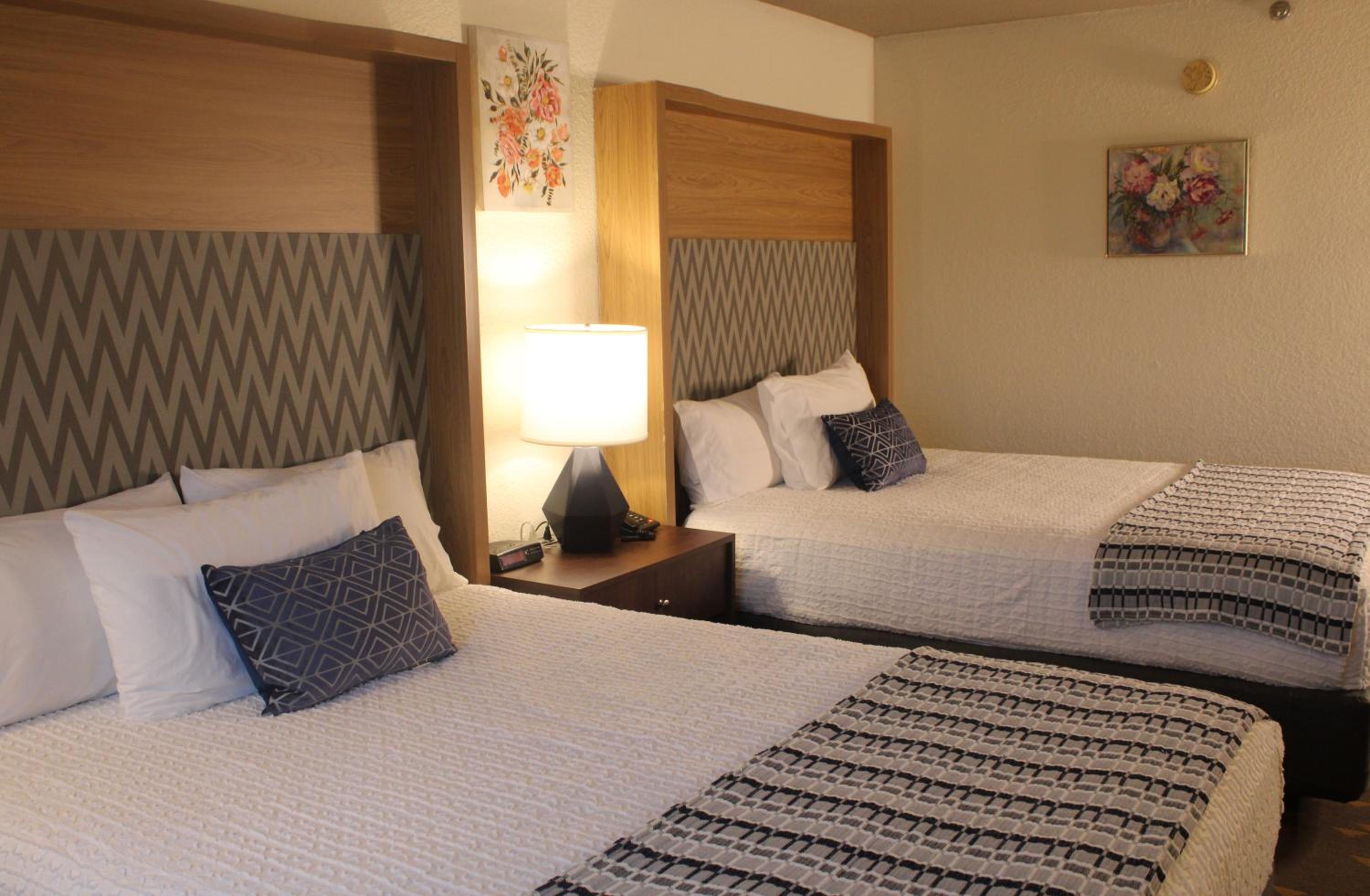 Queen Room with Two Queen Beds - Non-Smoking photo 3