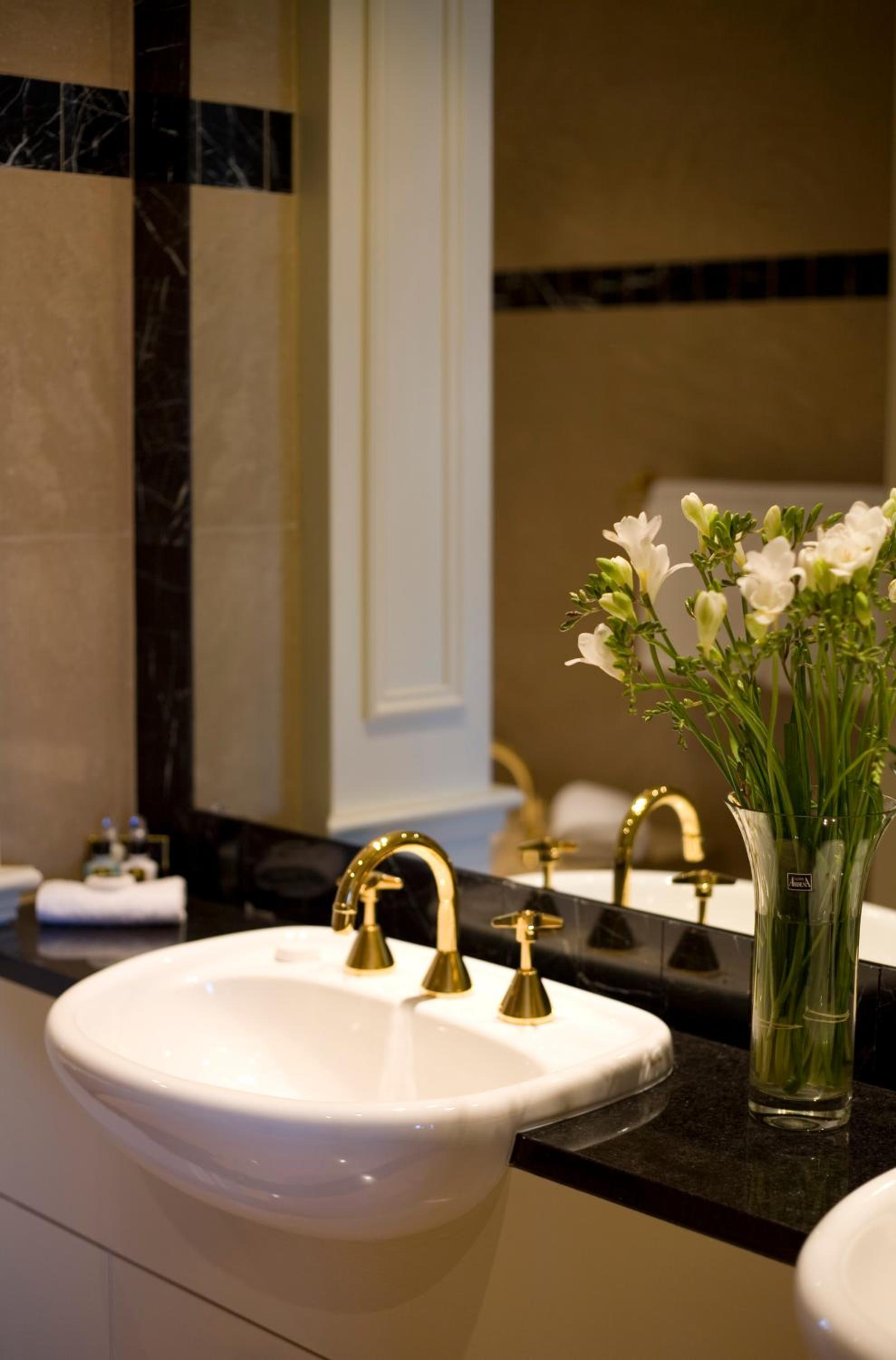 Deluxe Suite with Spa Bath - Photo 4