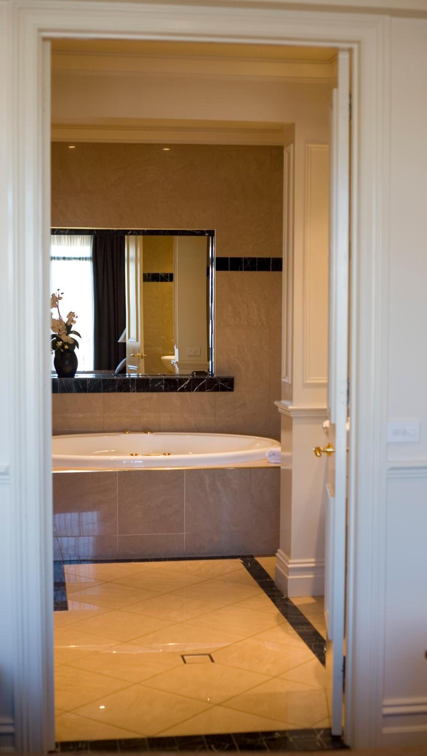 Deluxe Suite with Spa Bath - Photo 5