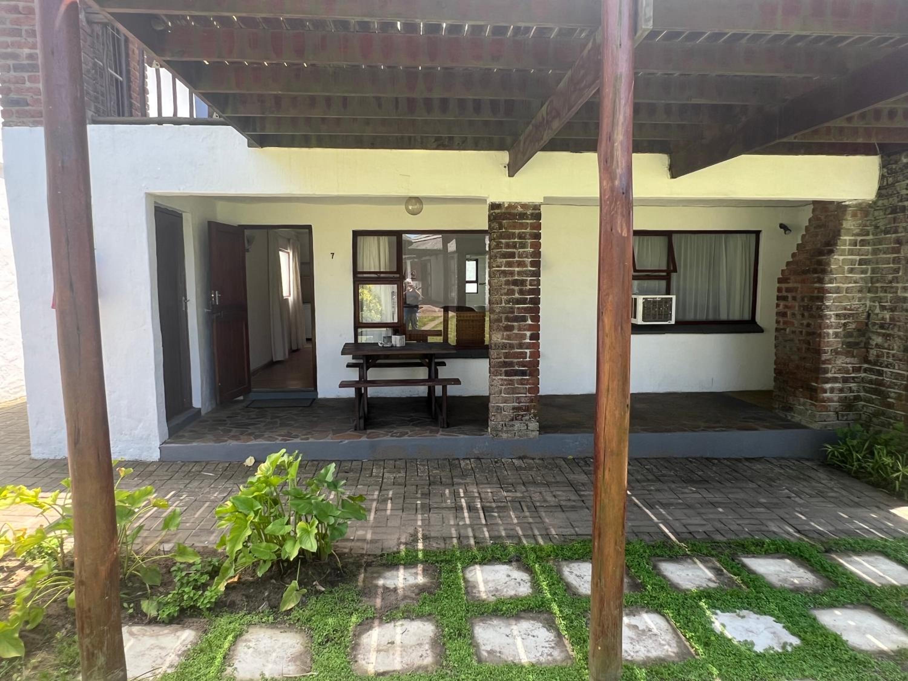 Apartment with Balcony - Photo 3