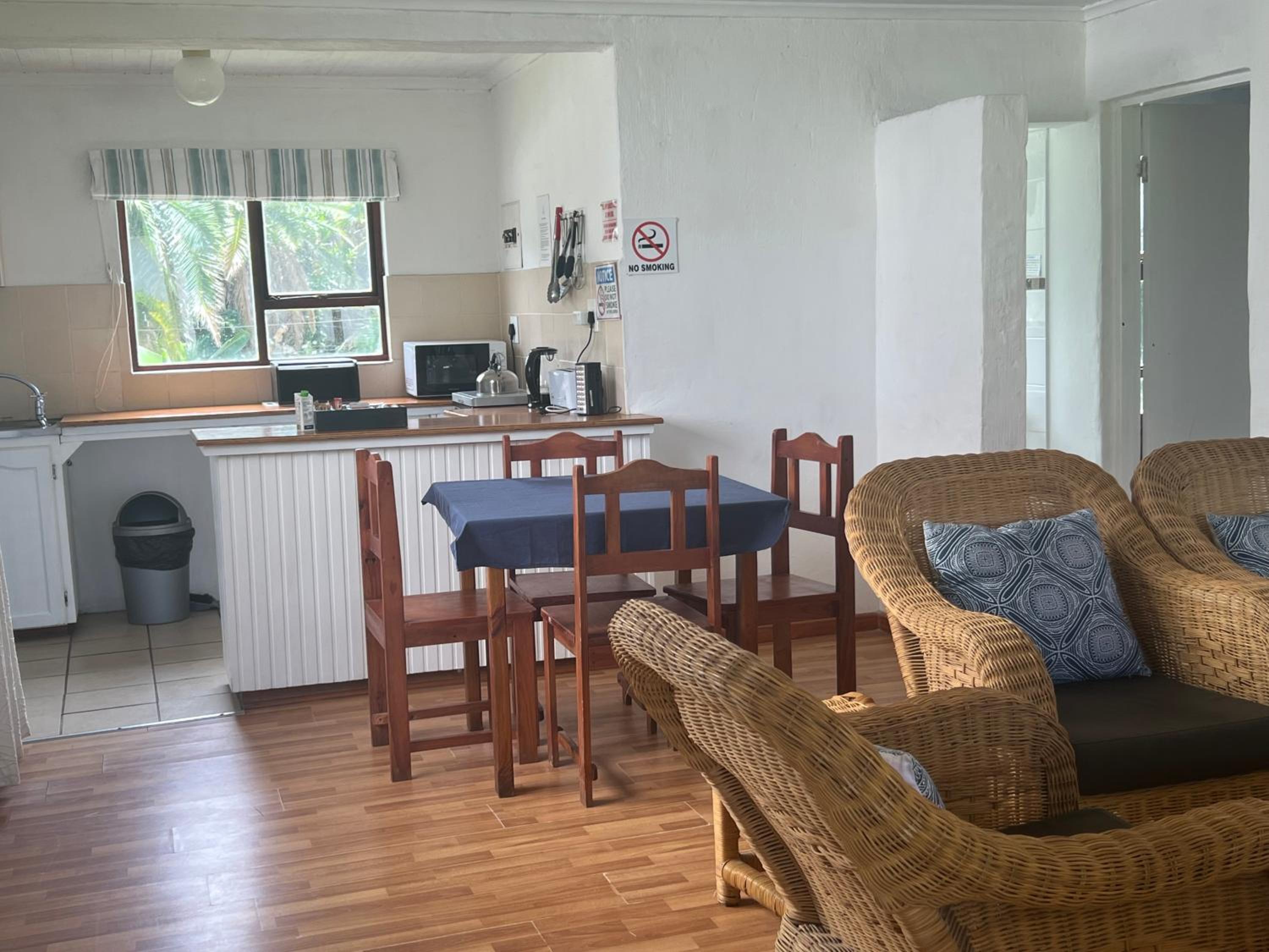 Apartment with Balcony - Photo 4